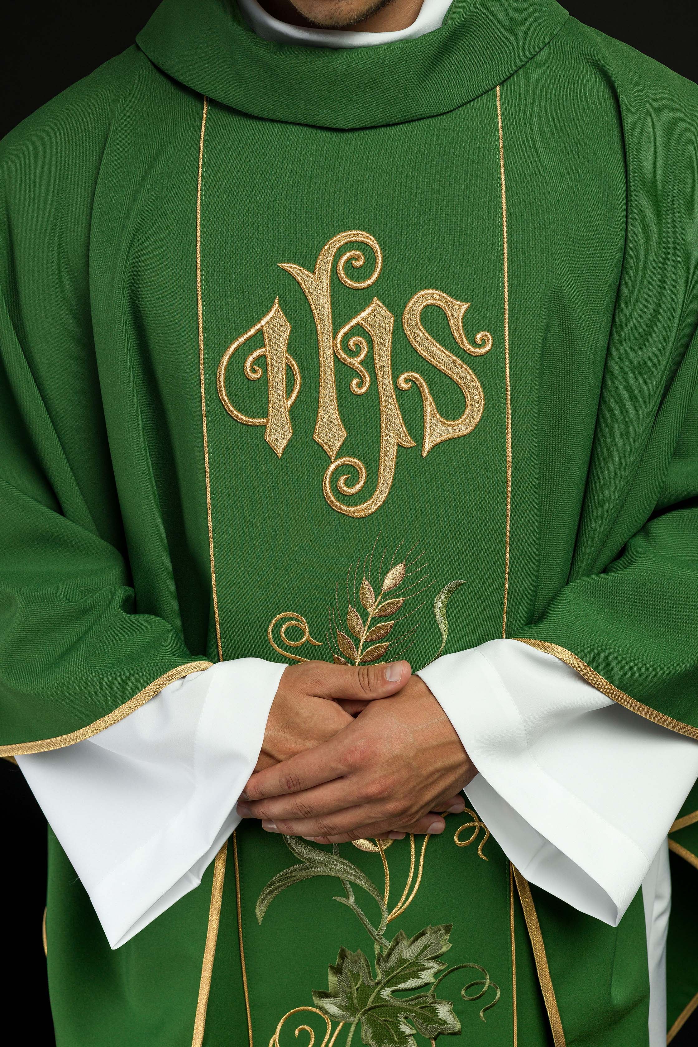 Casulla verde con bordado IHS, uvas y espigas
