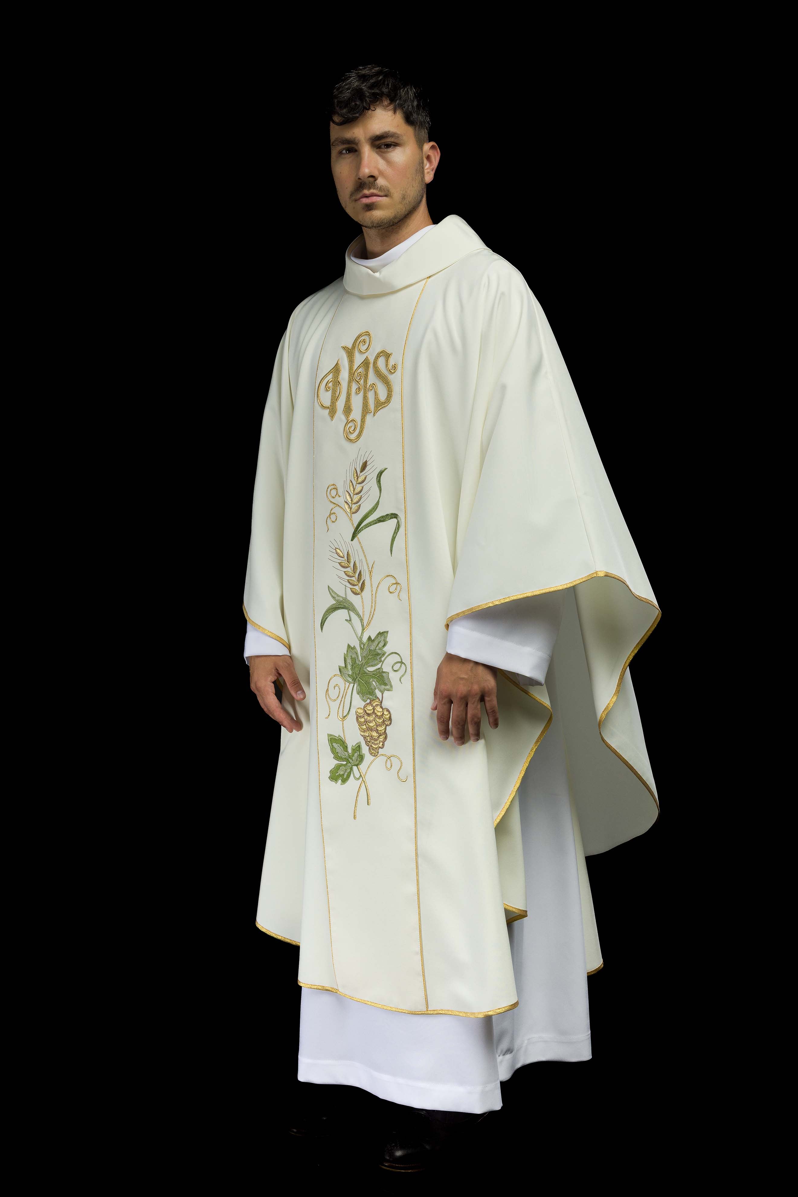 Casulla marfil con bordado IHS, uvas y espigas