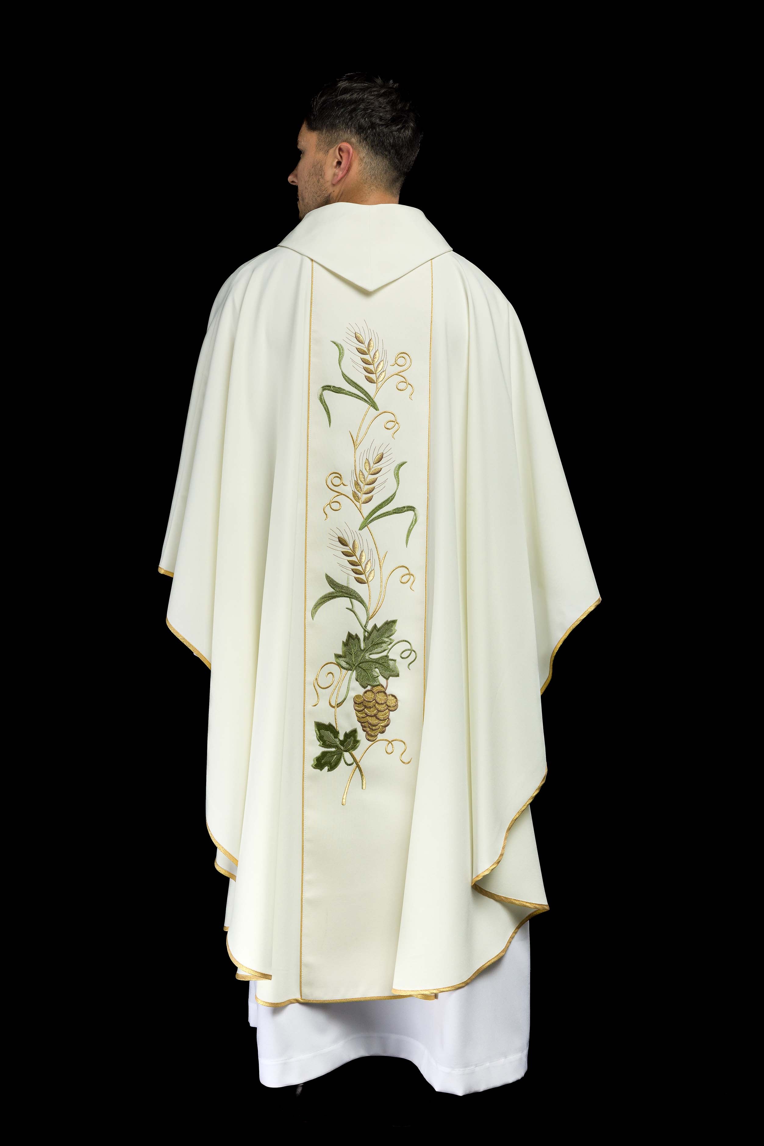 Casulla marfil con bordado IHS, uvas y espigas