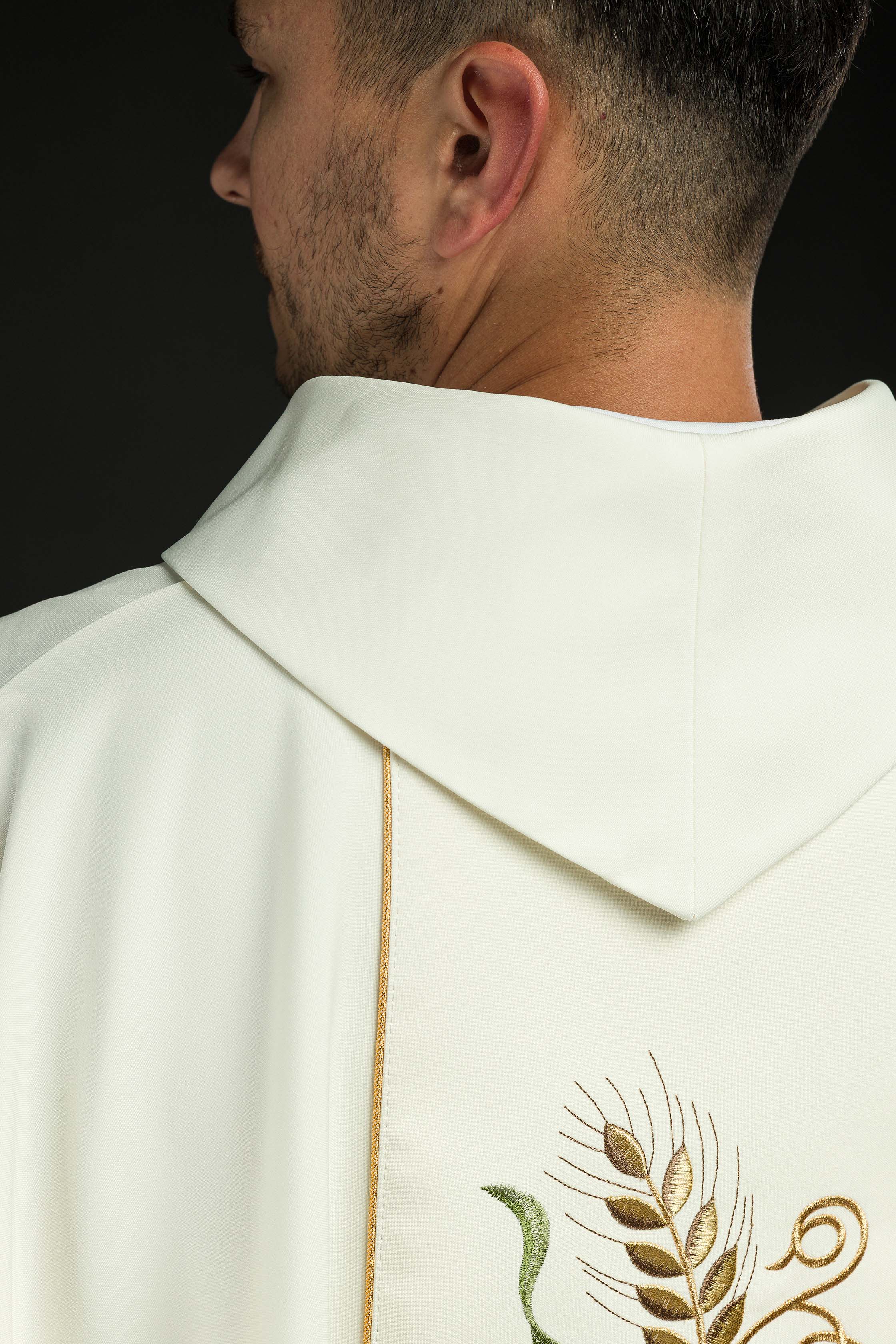 Casulla marfil con bordado IHS, uvas y espigas