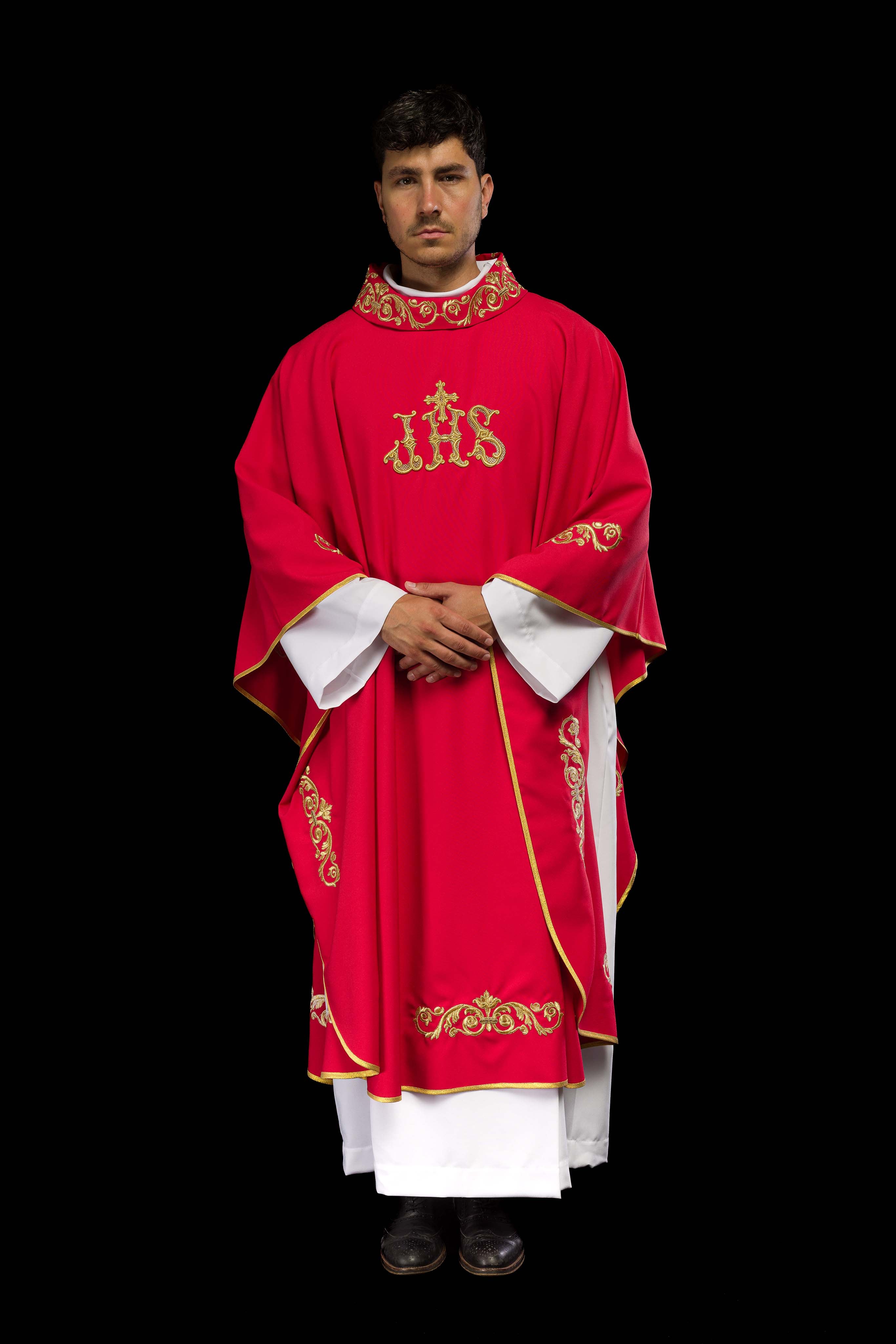Casulla roja con bordado Floral e IHS