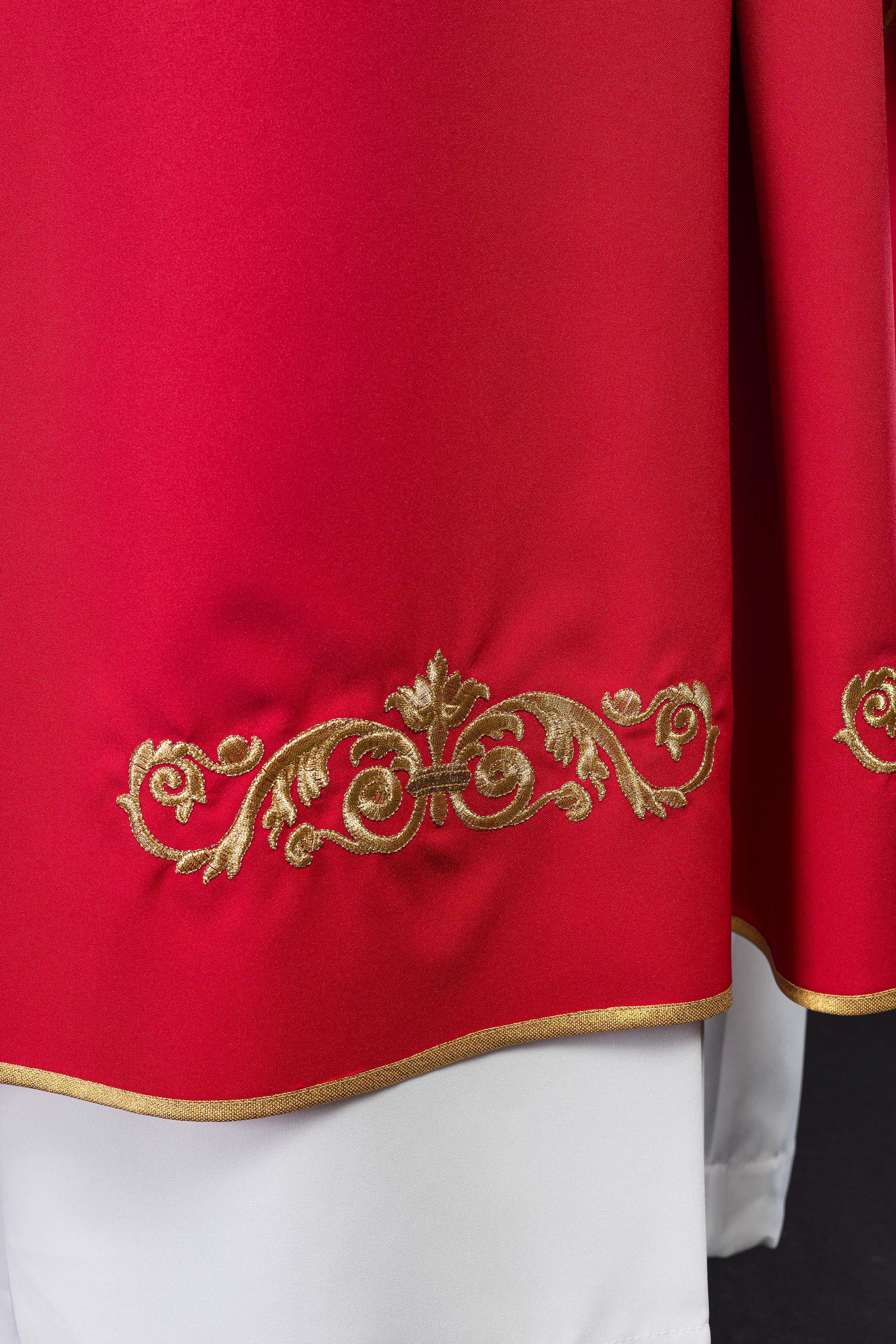 Casulla roja con bordado Floral e IHS