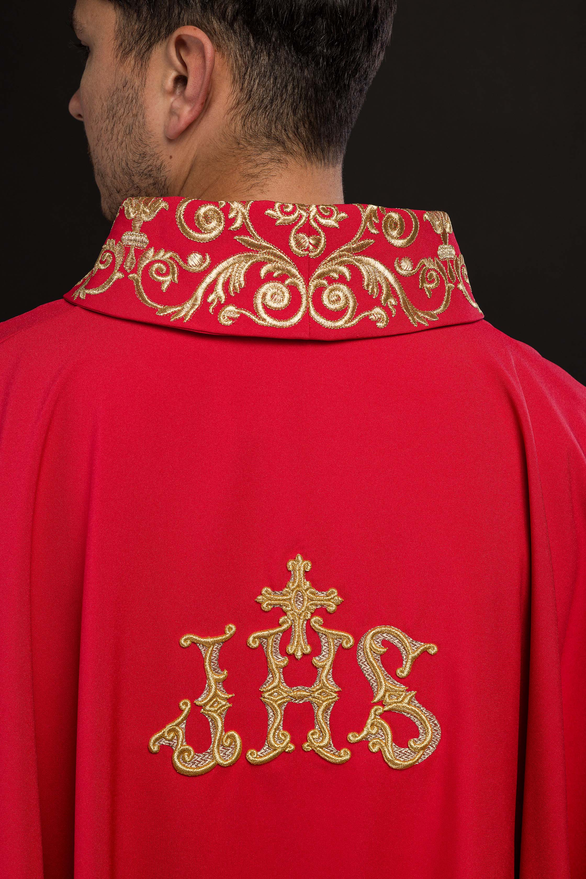 Casulla roja con bordado Floral e IHS