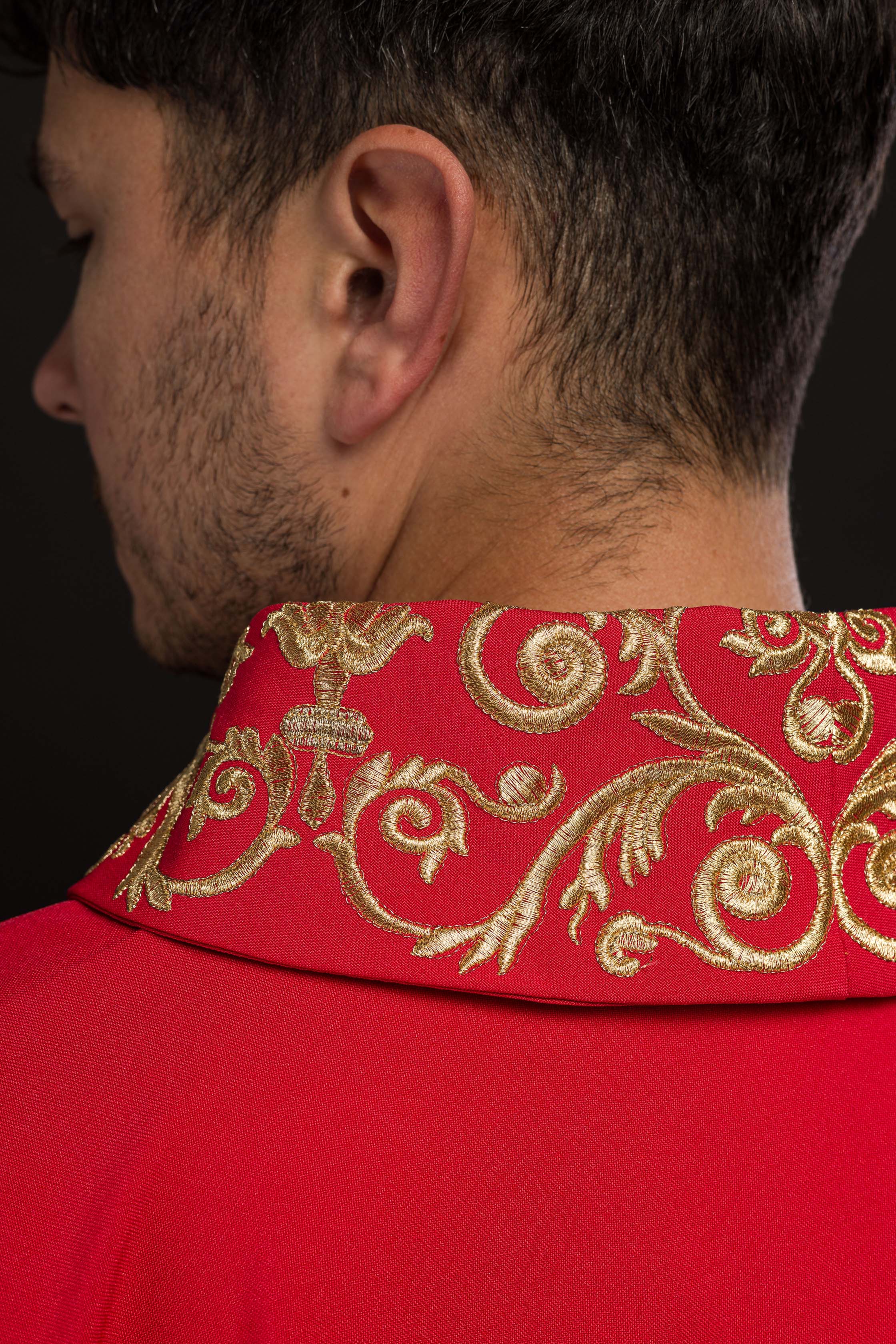 Casulla roja con bordado Floral e IHS