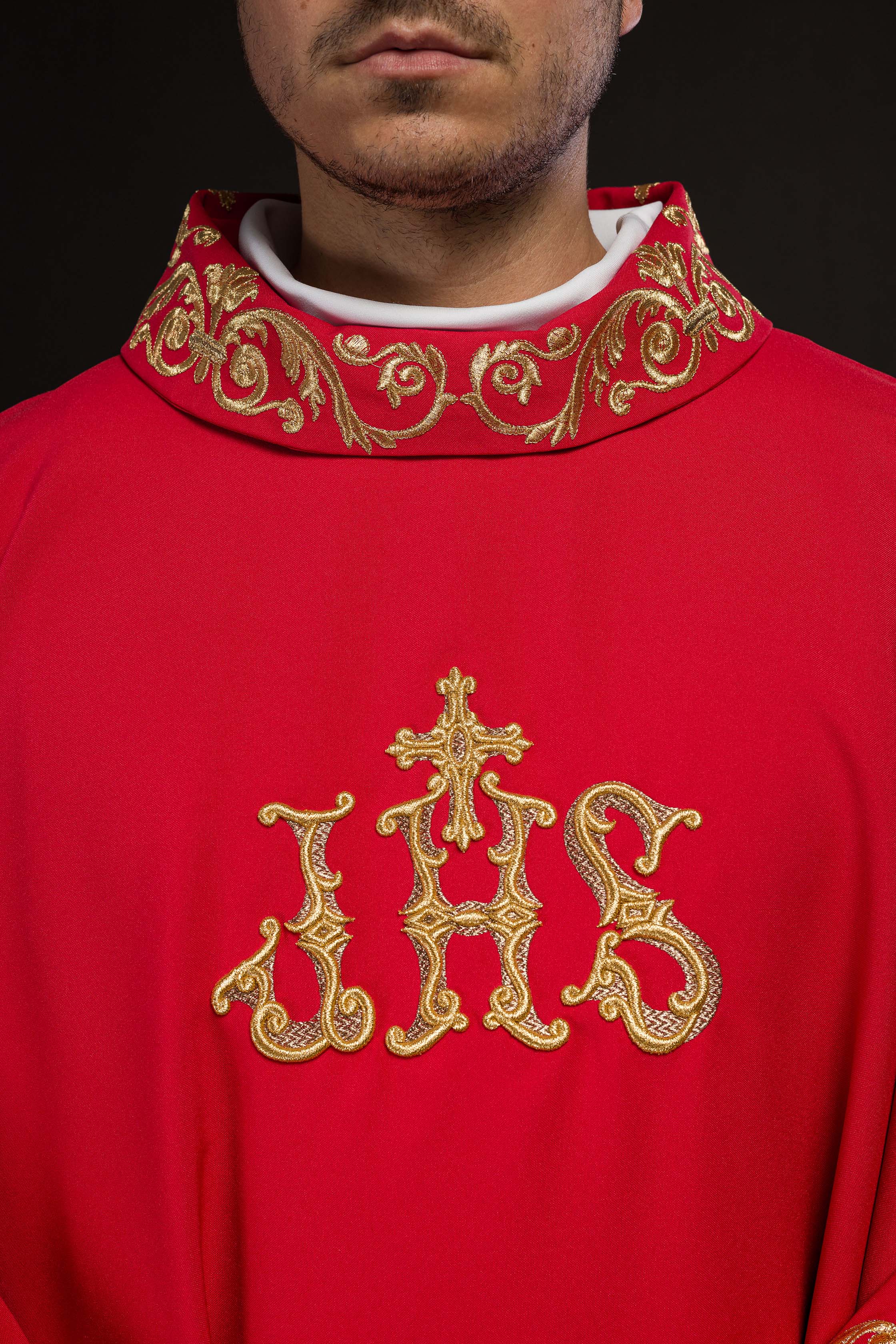 Casulla roja con bordado Floral e IHS