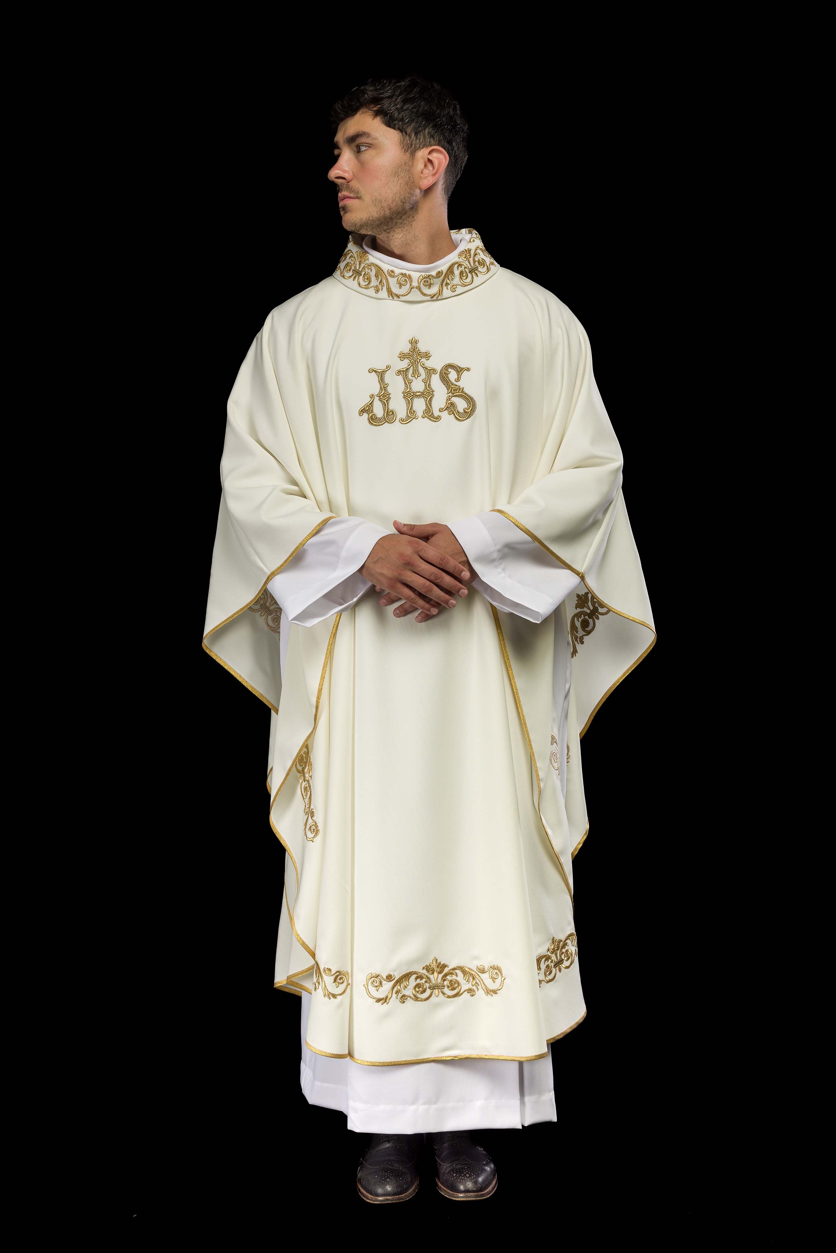 Casulla marfil con bordado Floral e IHS