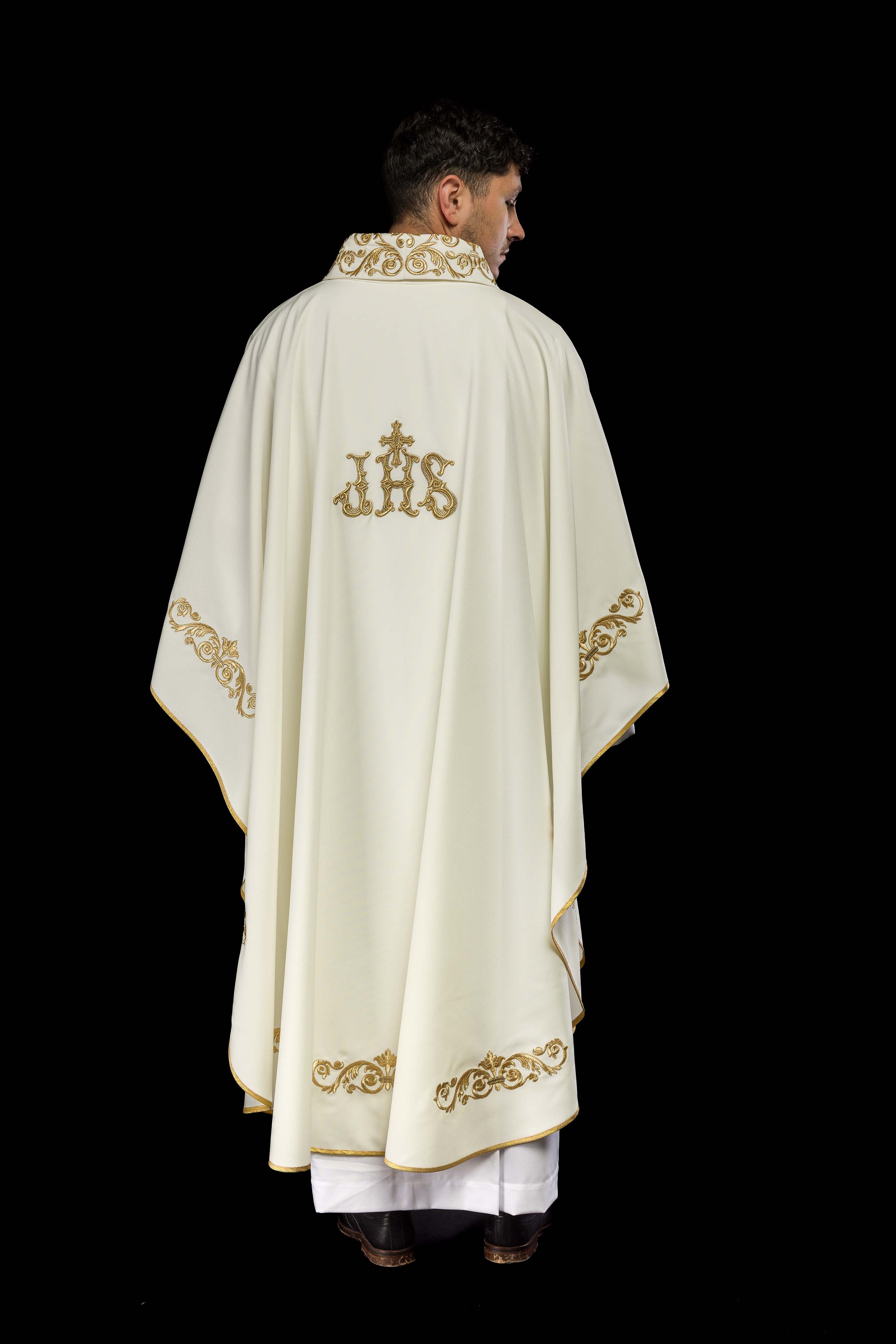 Casulla marfil con bordado Floral e IHS