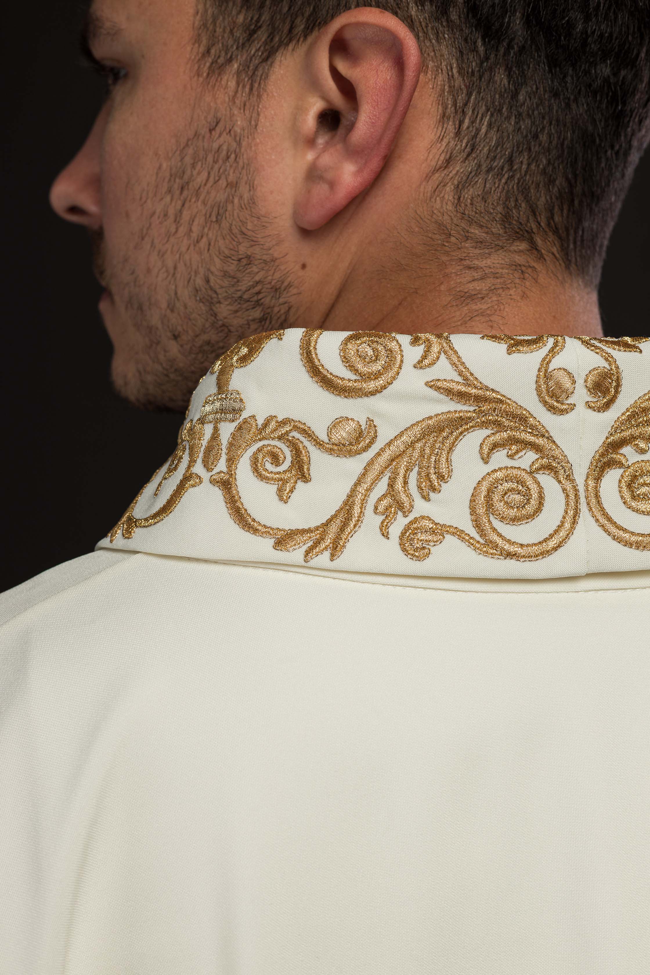 Casulla marfil con bordado Floral e IHS