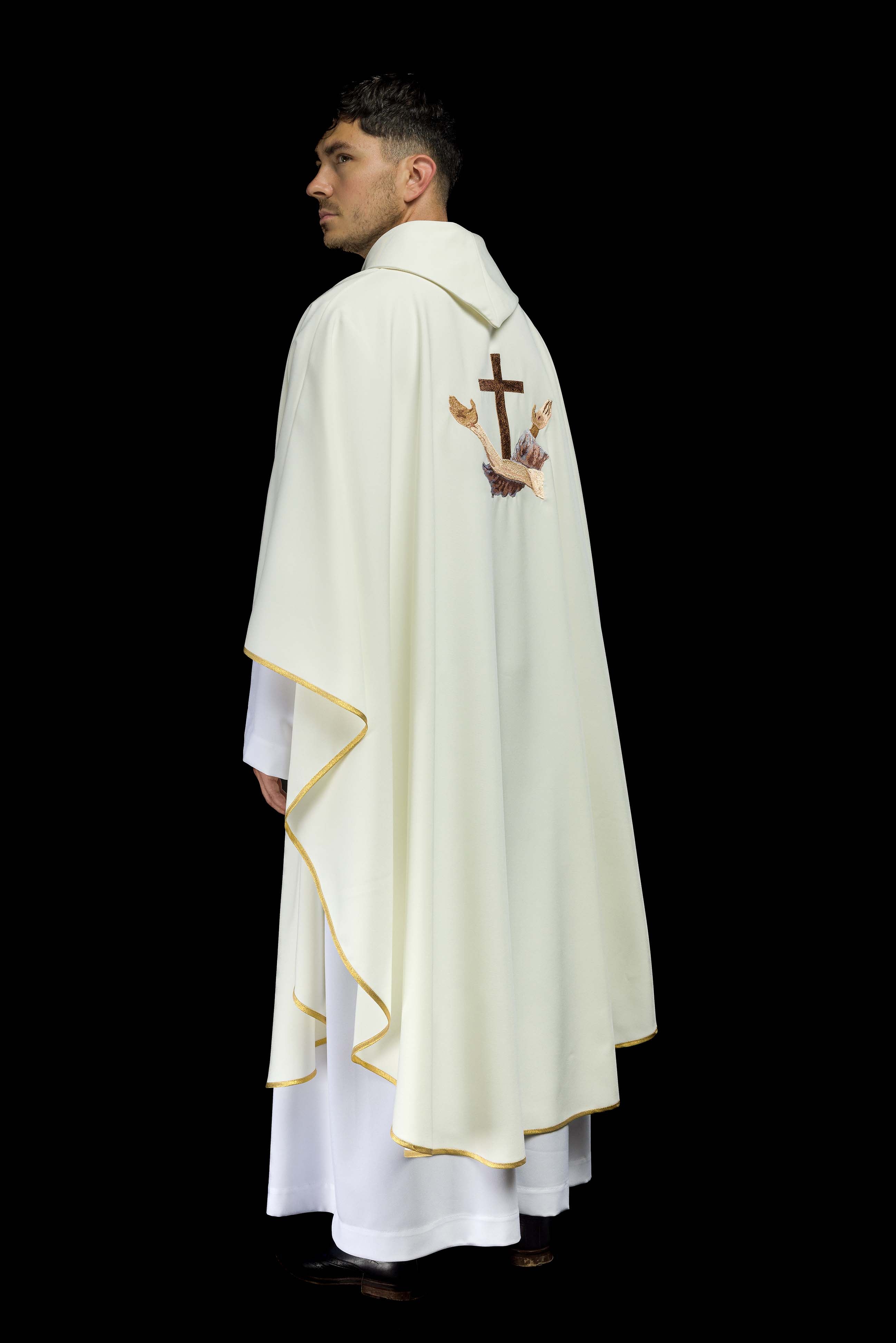 Casulla marfil con bordado Cruz Franciscana TAU, cuello redondo