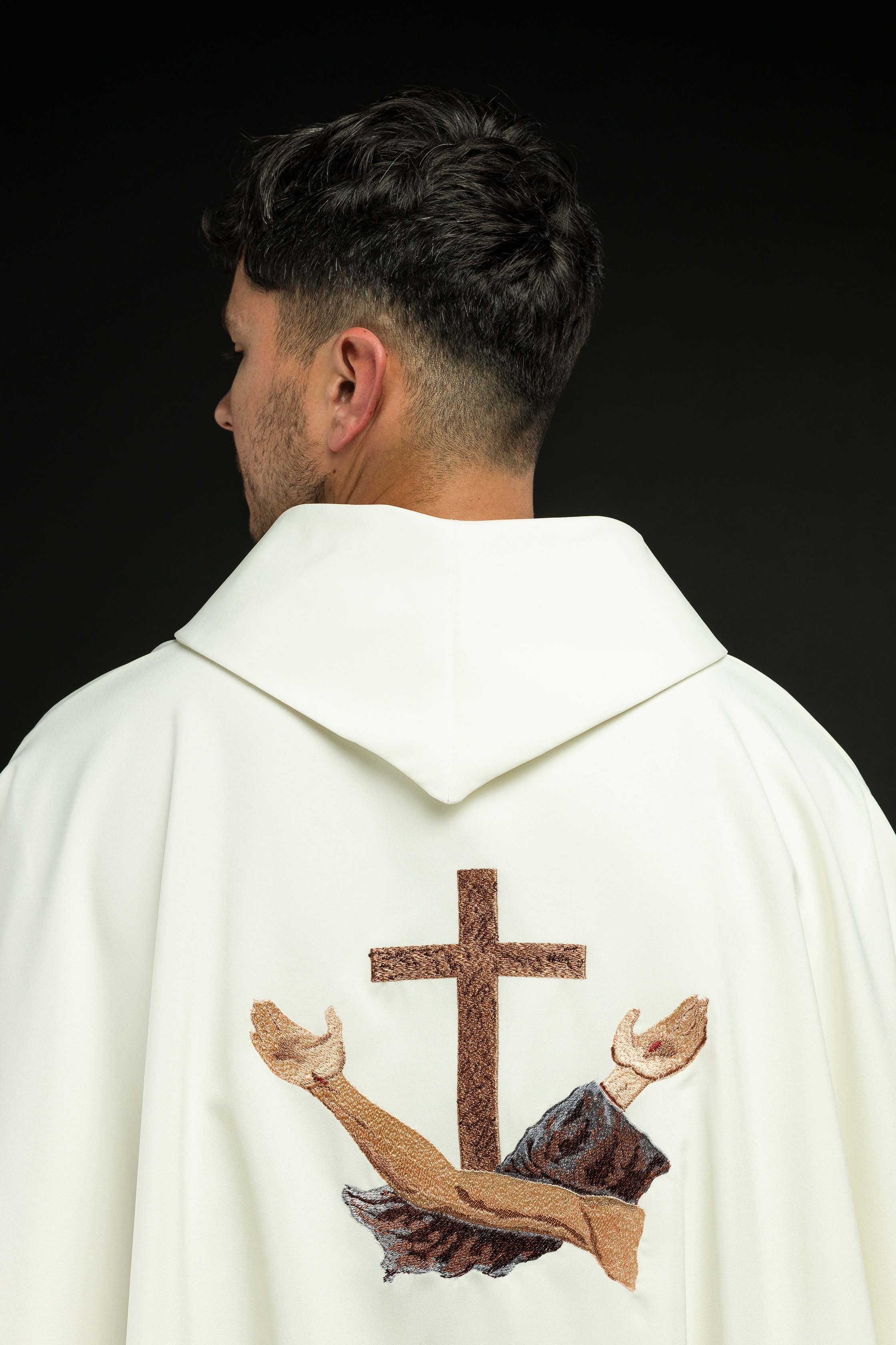 Casulla marfil con bordado Cruz Franciscana TAU, cuello redondo