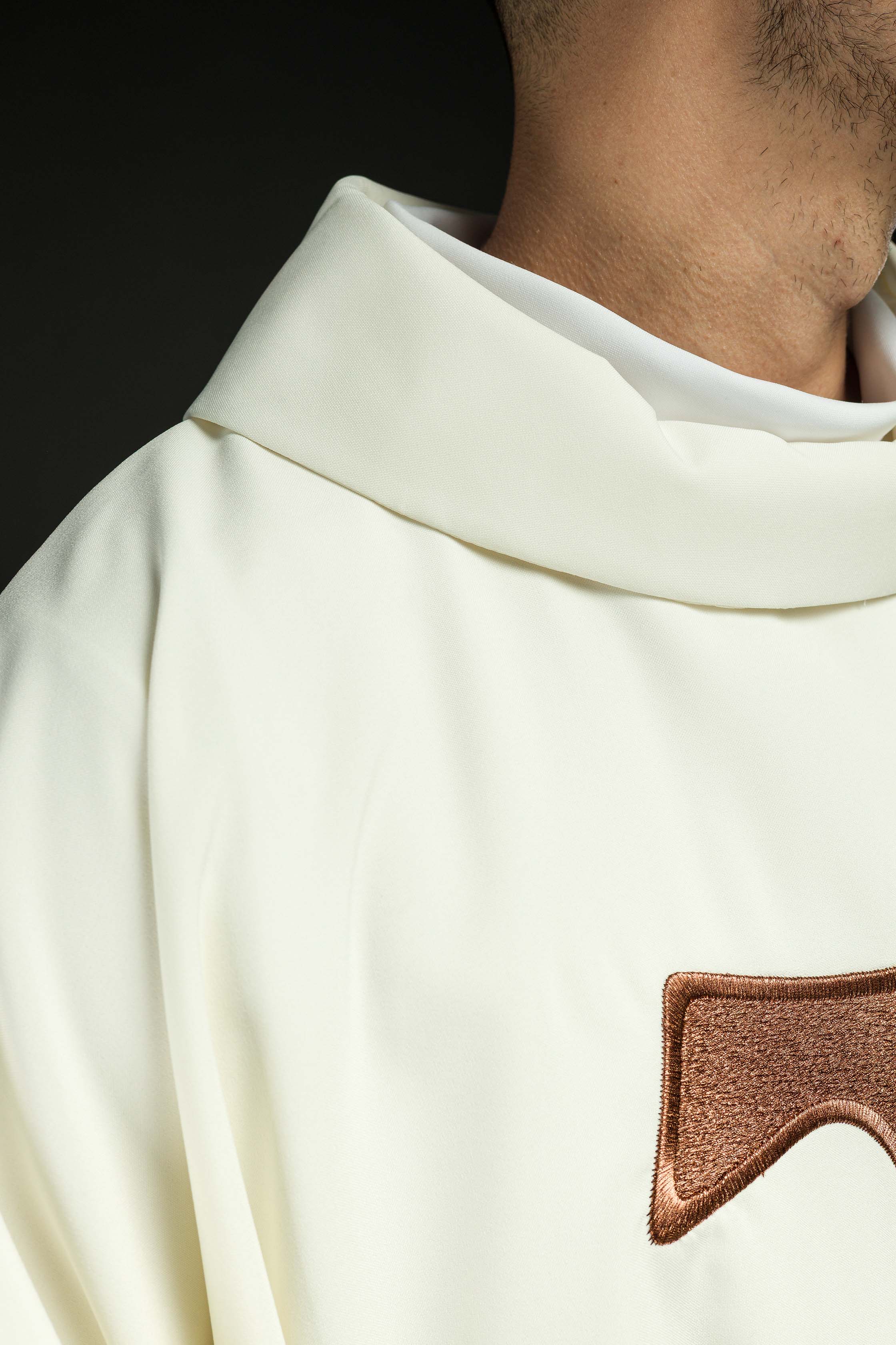 Casulla marfil con bordado Cruz Franciscana TAU, cuello redondo