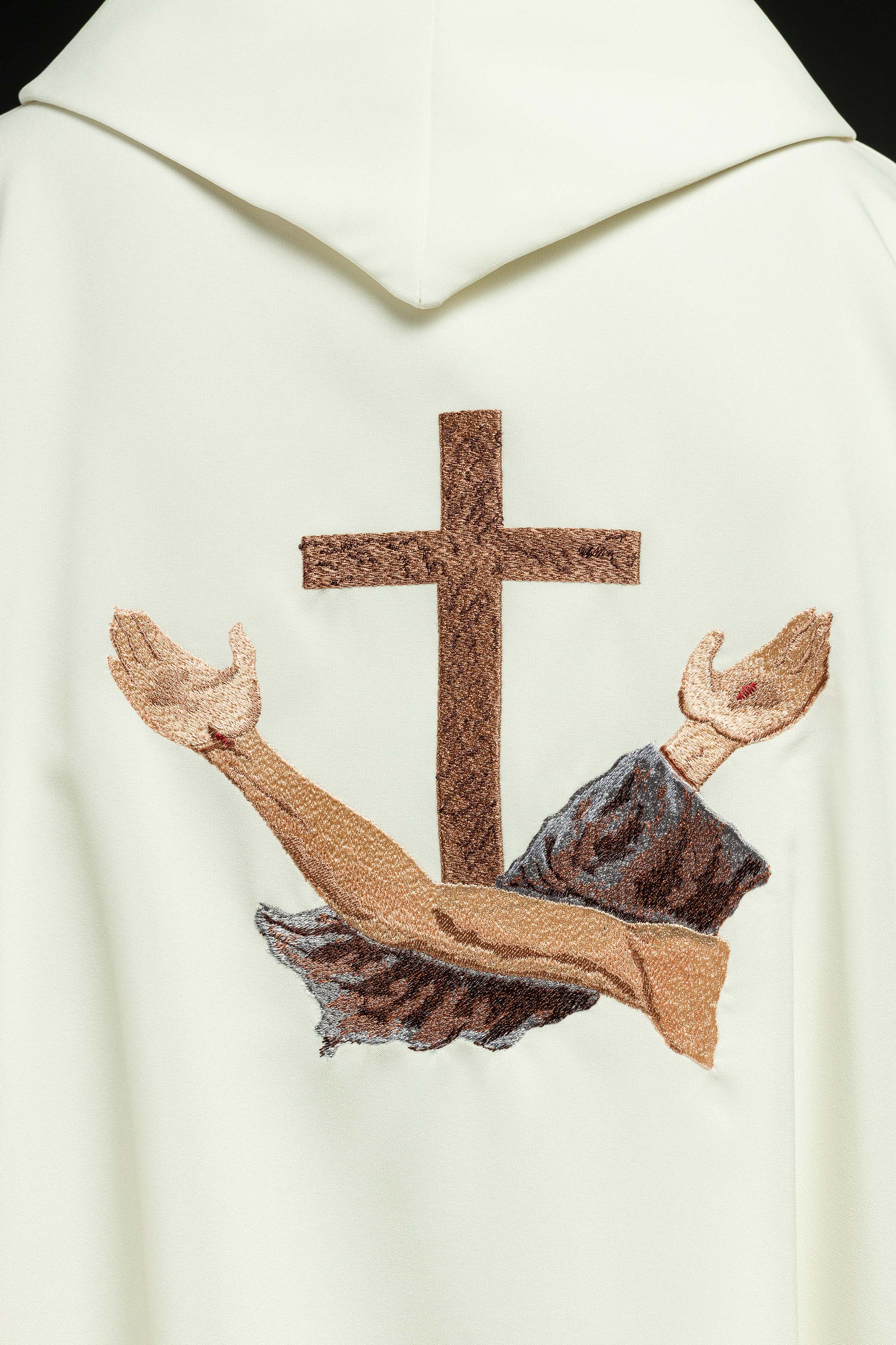Casulla marfil con bordado Cruz Franciscana TAU, cuello redondo