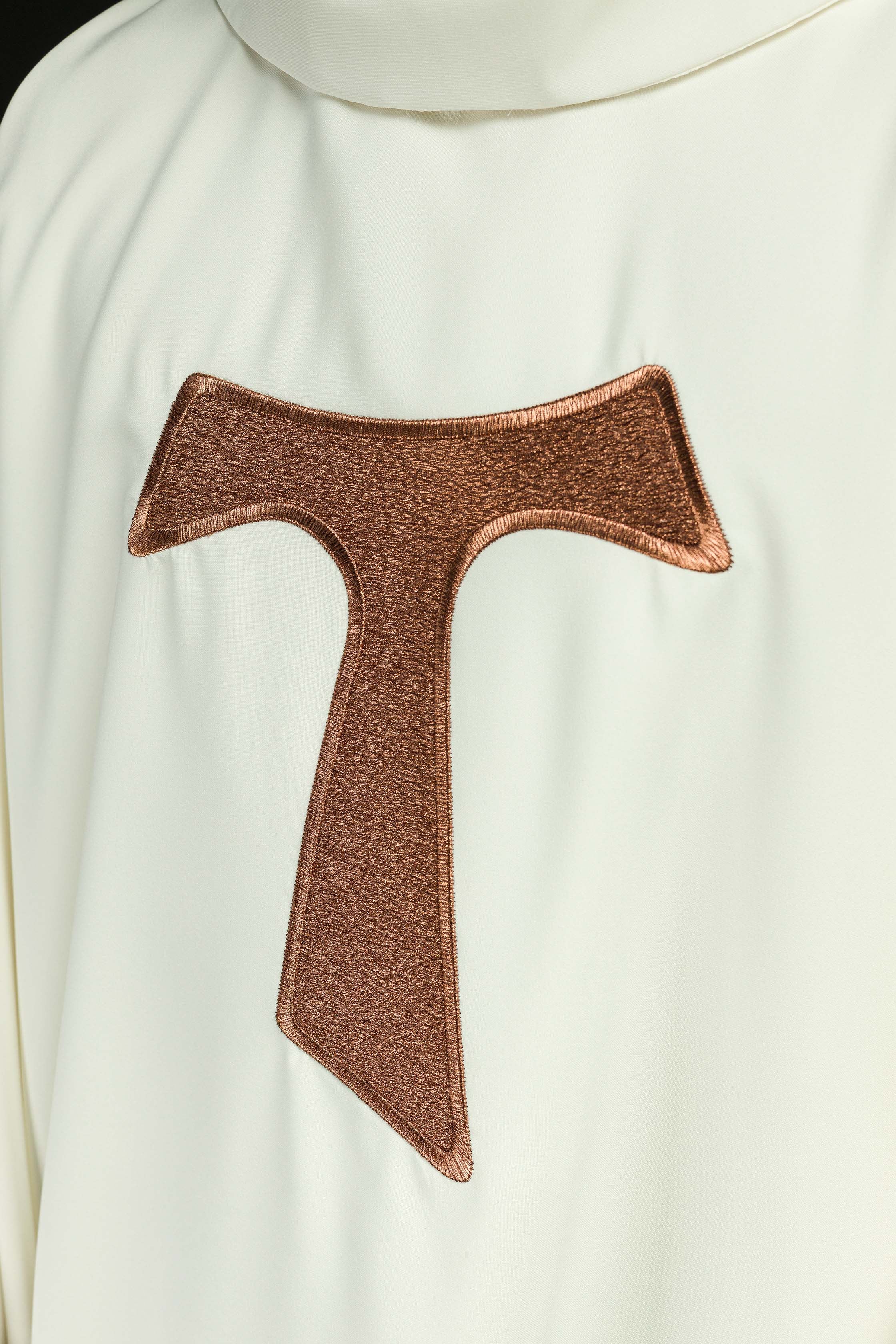 Casulla marfil con bordado Cruz Franciscana TAU, cuello redondo