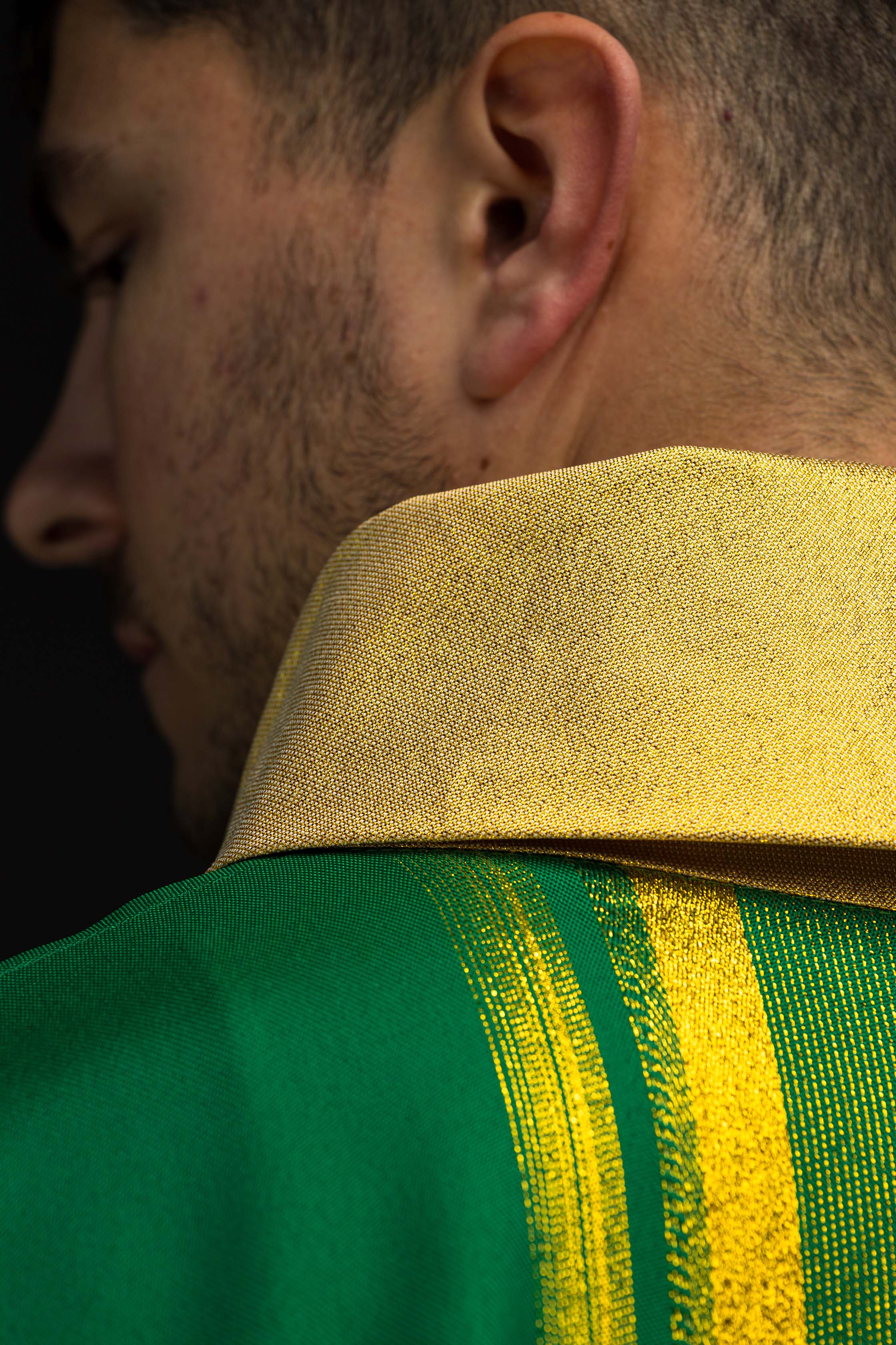 Casulla verde con bordado IHS y rayas dorada