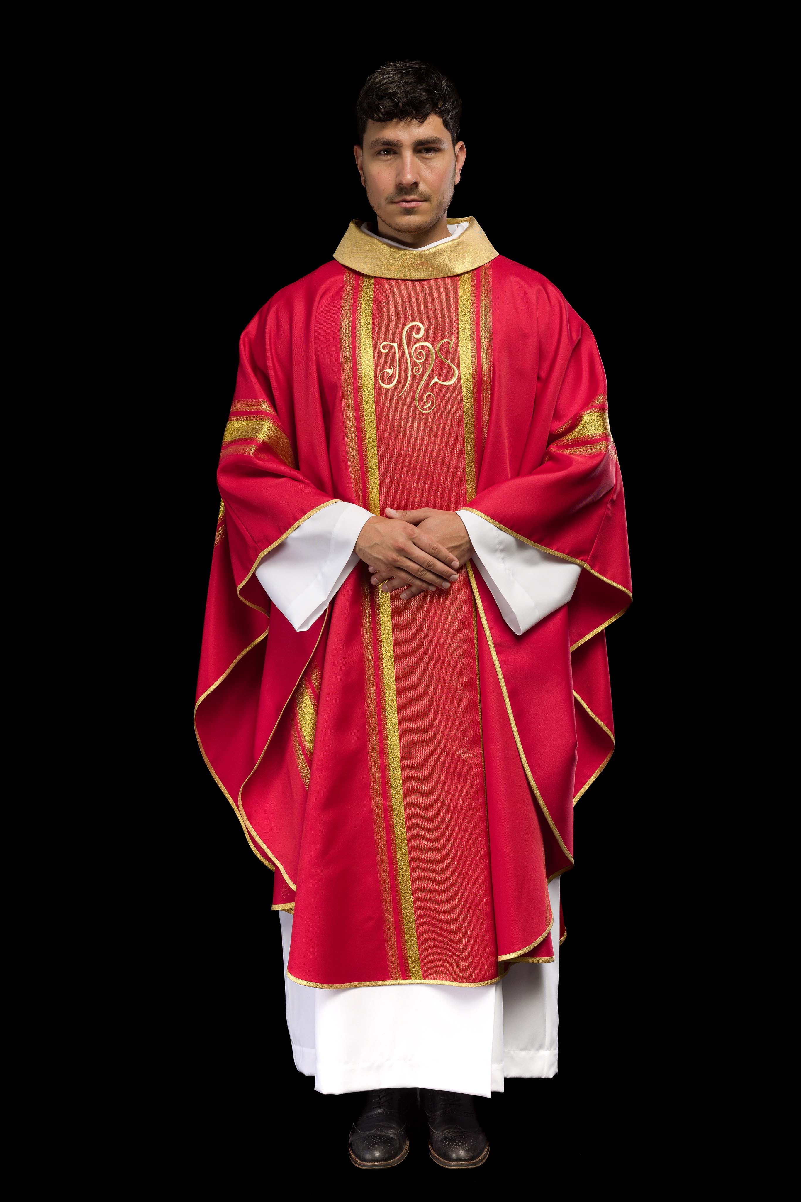 Casulla roja con bordado IHS y rayas dorada