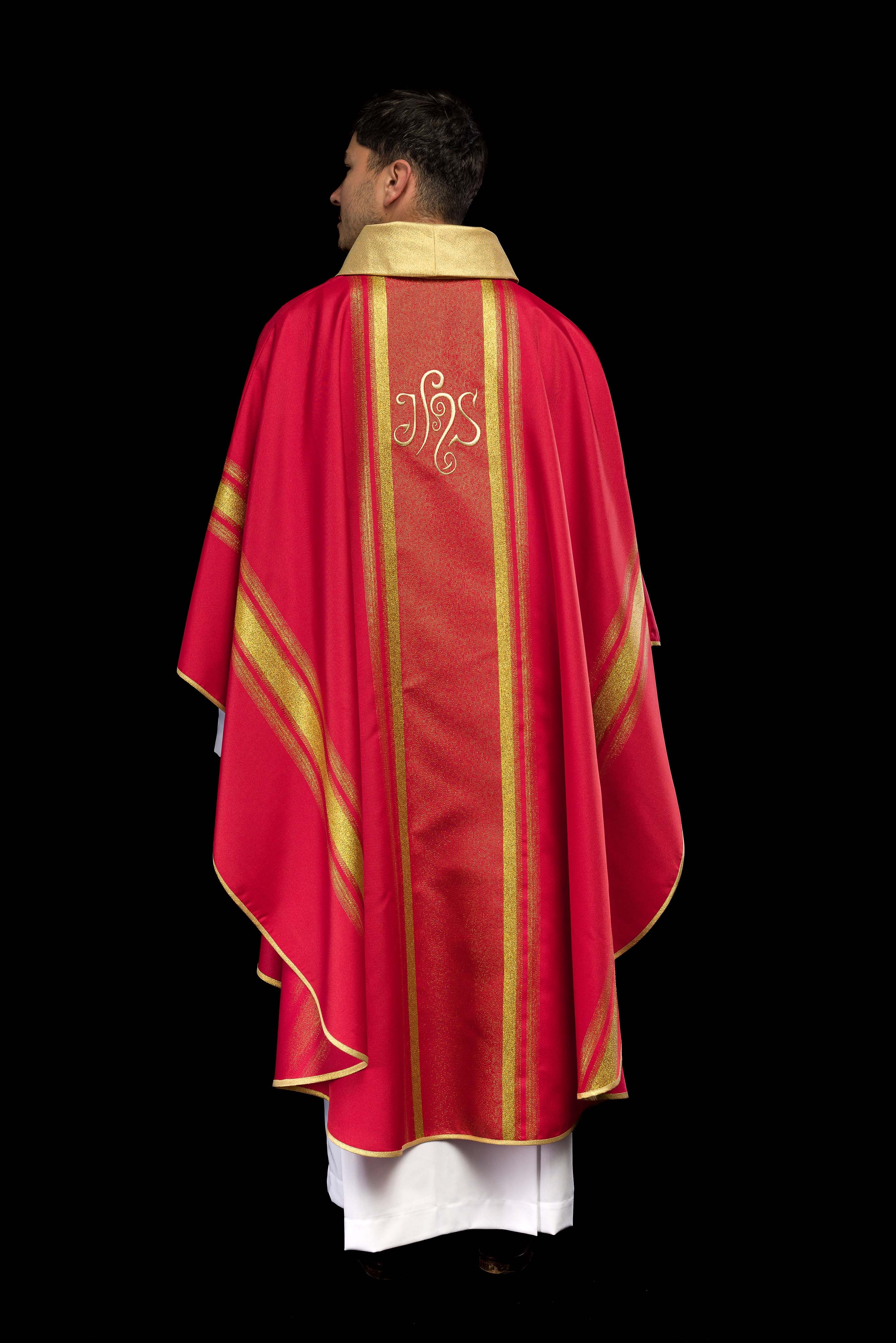 Casulla roja con bordado IHS y rayas dorada