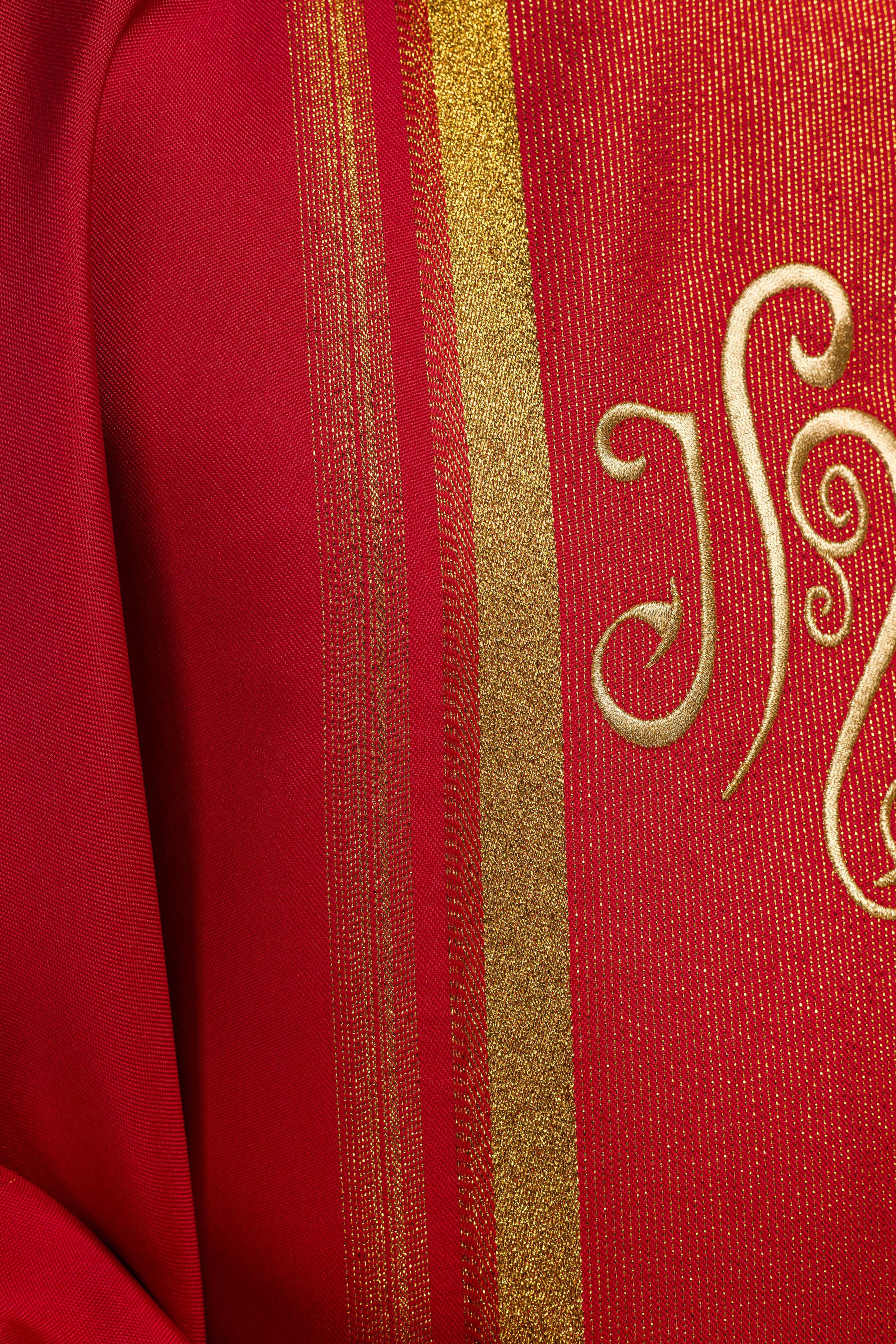 Casulla roja con bordado IHS y rayas dorada