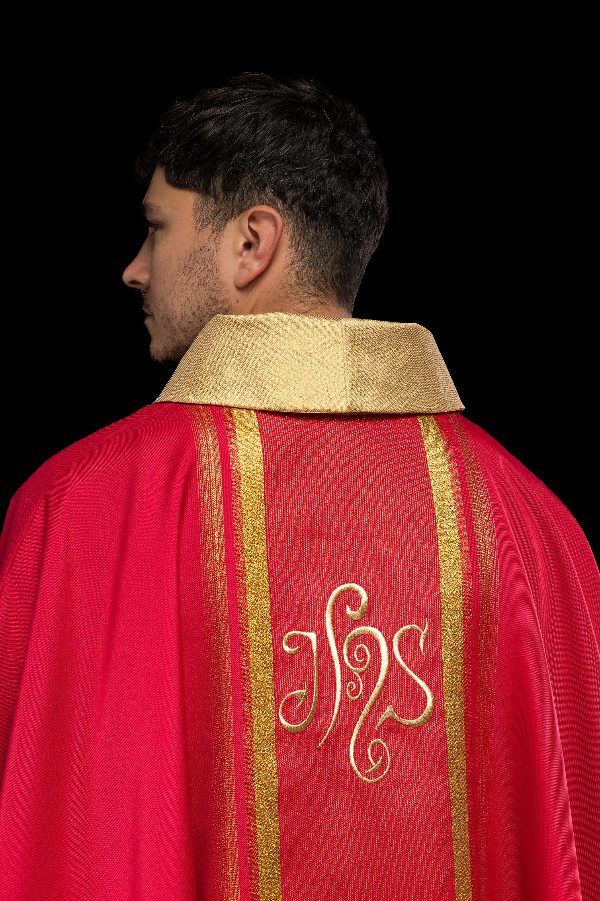 Casulla roja con bordado IHS y rayas dorada