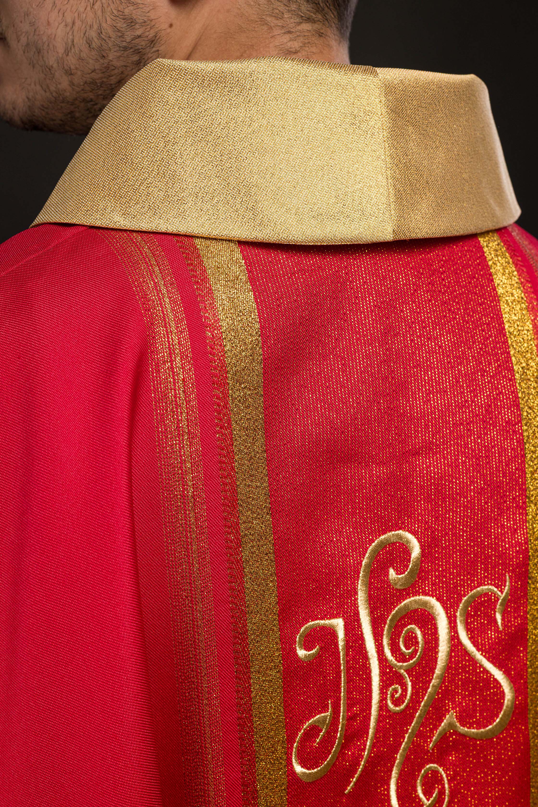 Casulla roja con bordado IHS y rayas dorada