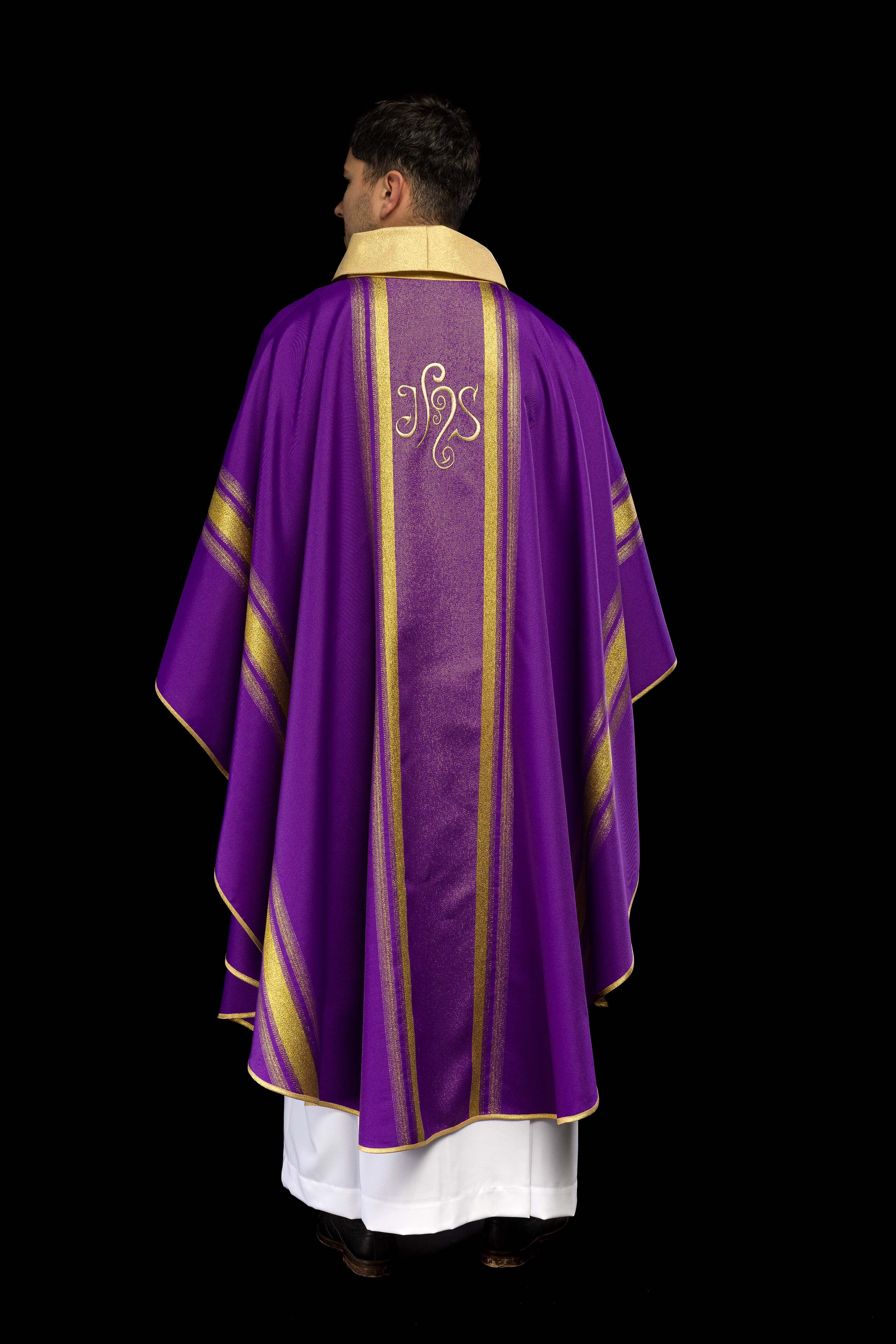 Casulla morada con bordado IHS y rayas dorada
