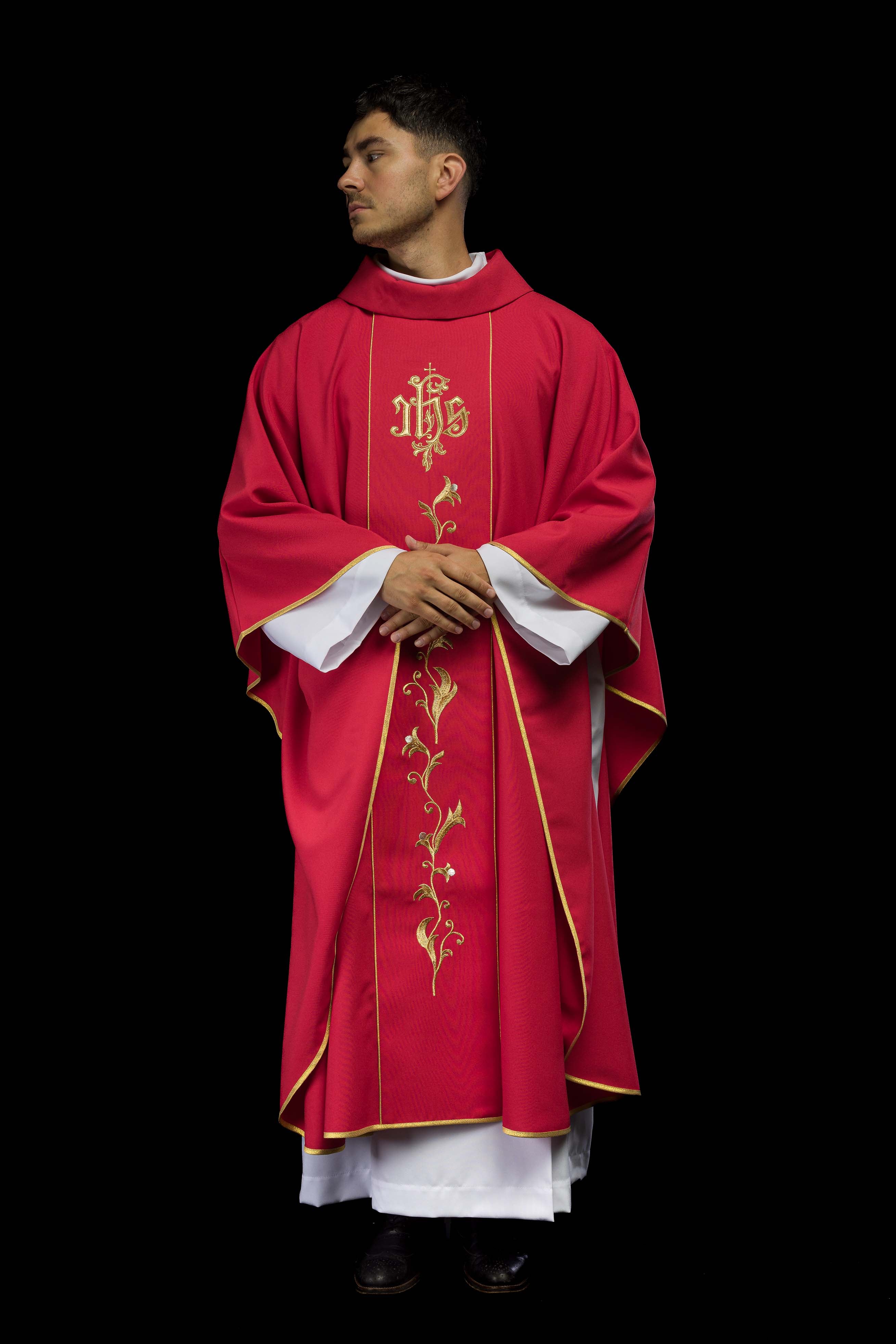 Casulla roja con bordado Floral e IHS