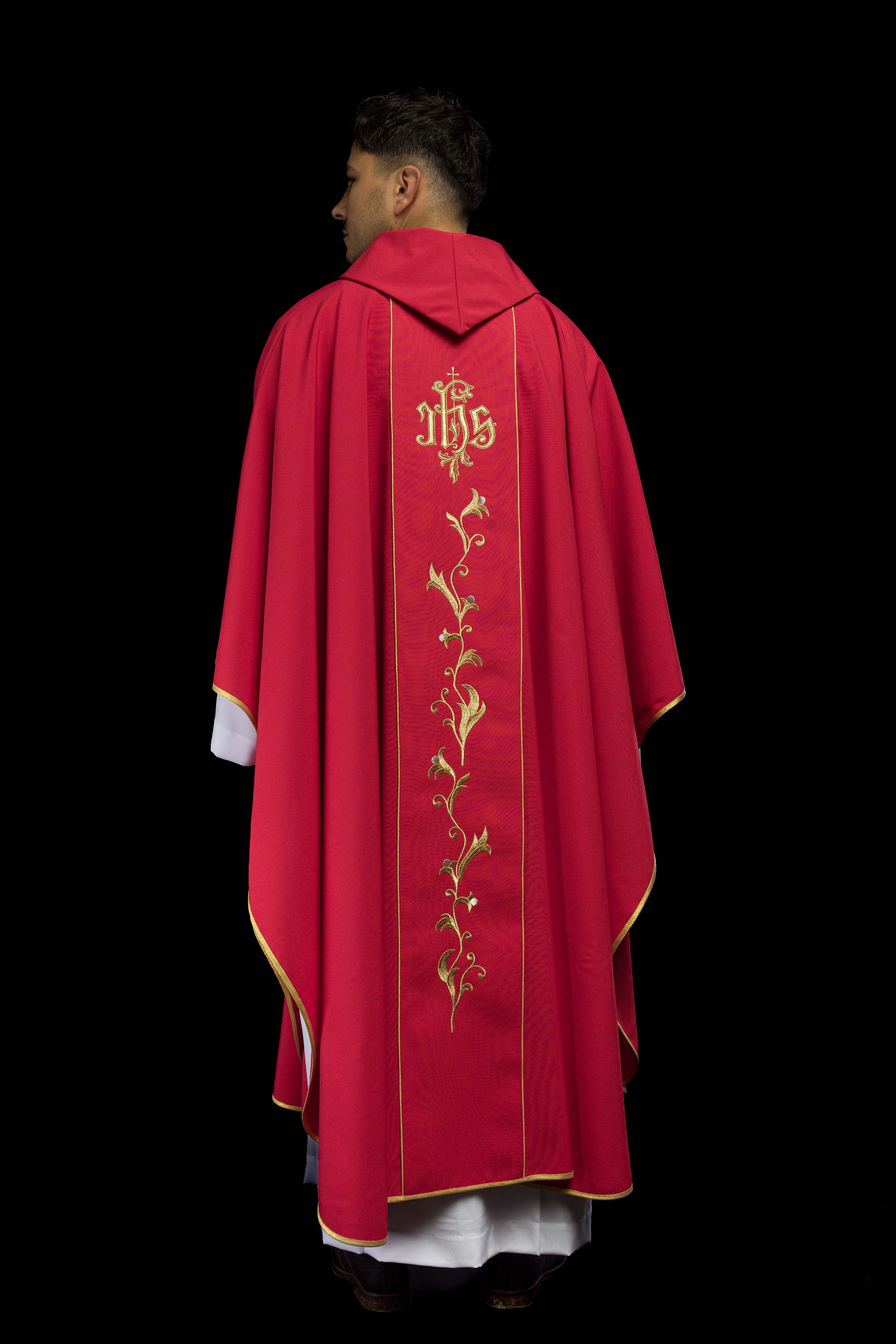 Casulla roja con bordado Floral e IHS