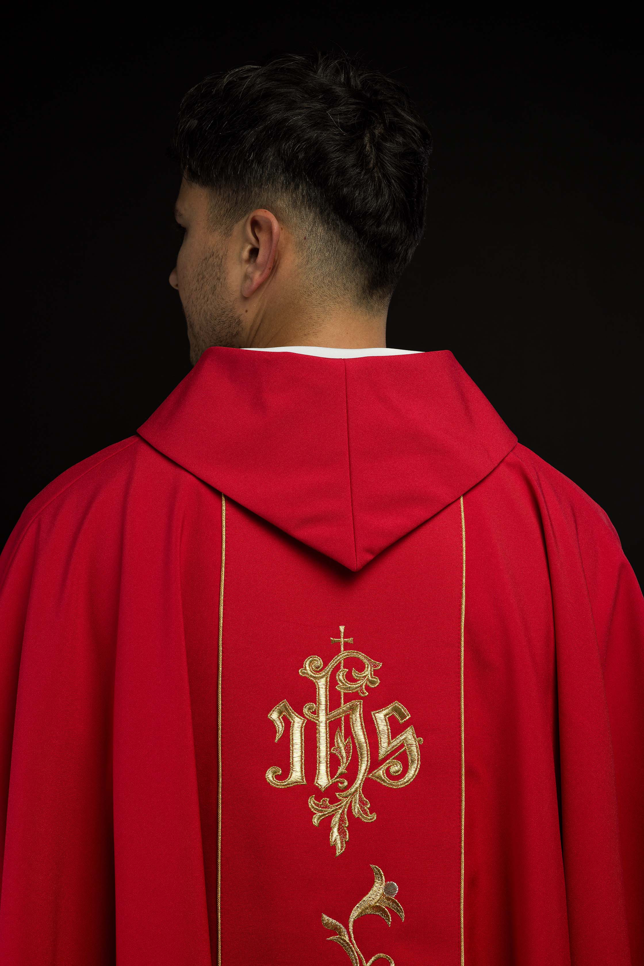 Casulla roja con bordado Floral e IHS