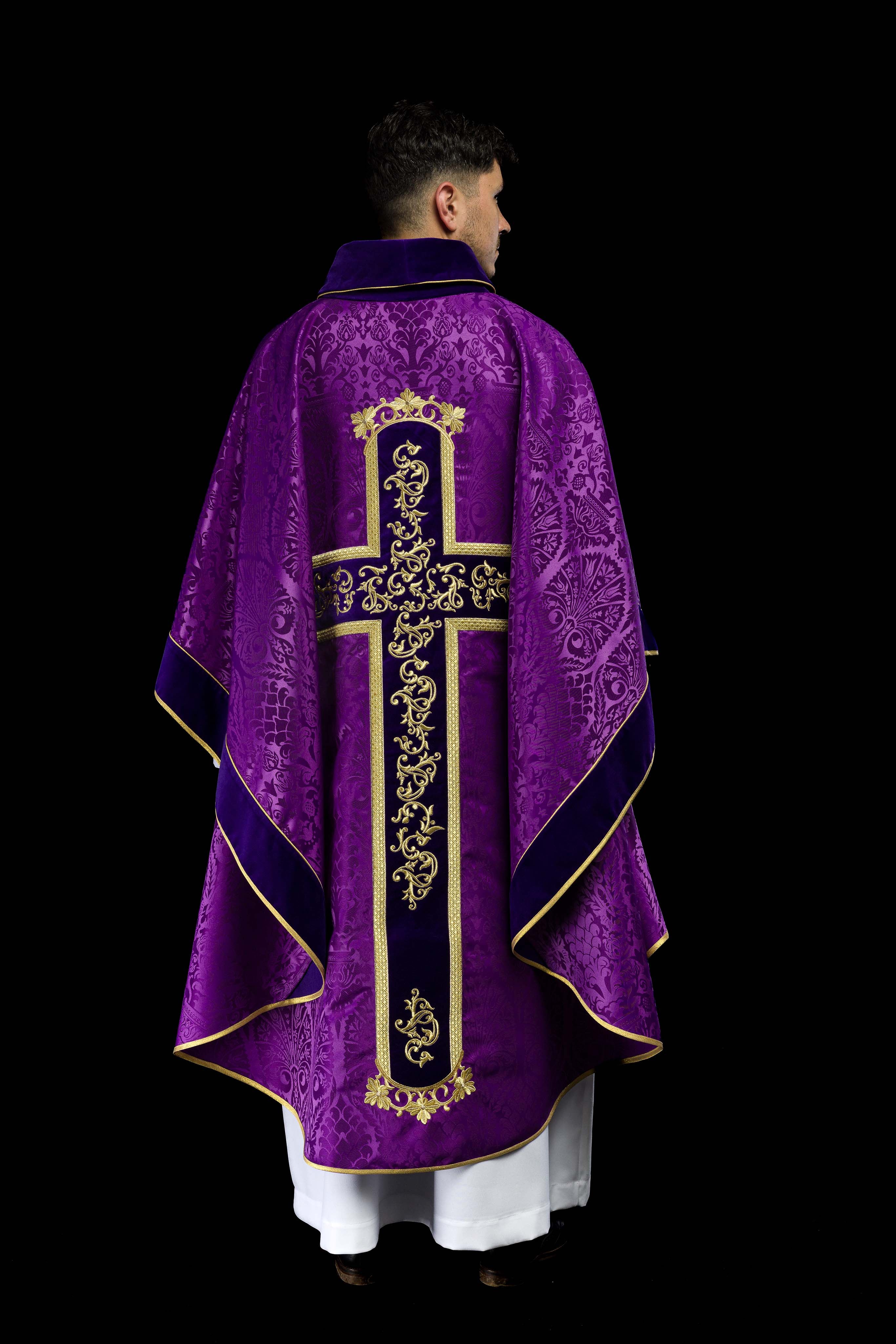 Casulla morada con bordado Jesucristo, la tela decorativa