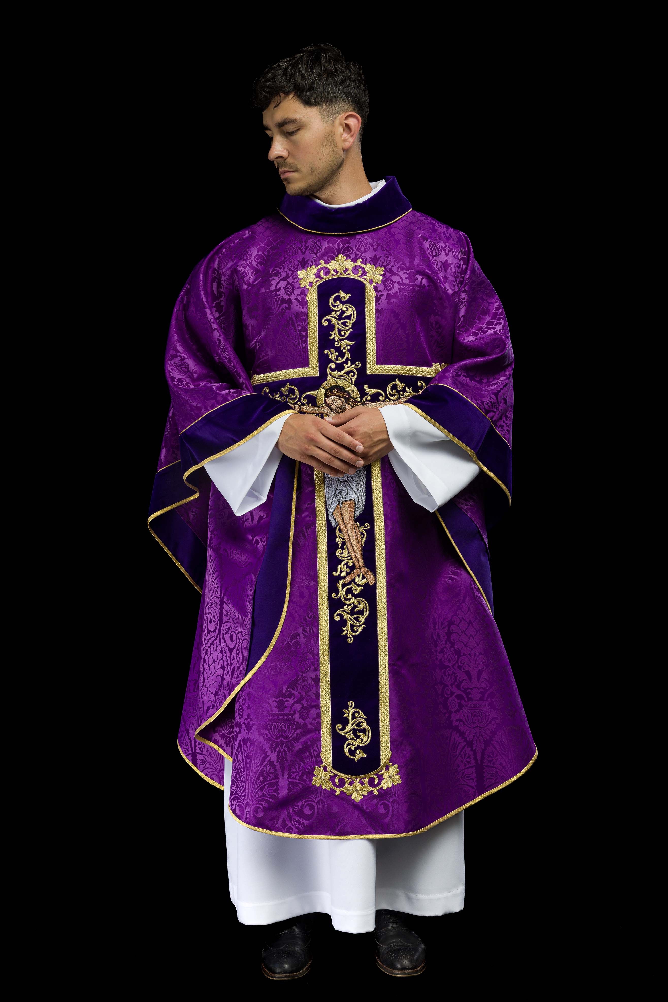 Casulla morada con bordado Jesucristo, la tela decorativa
