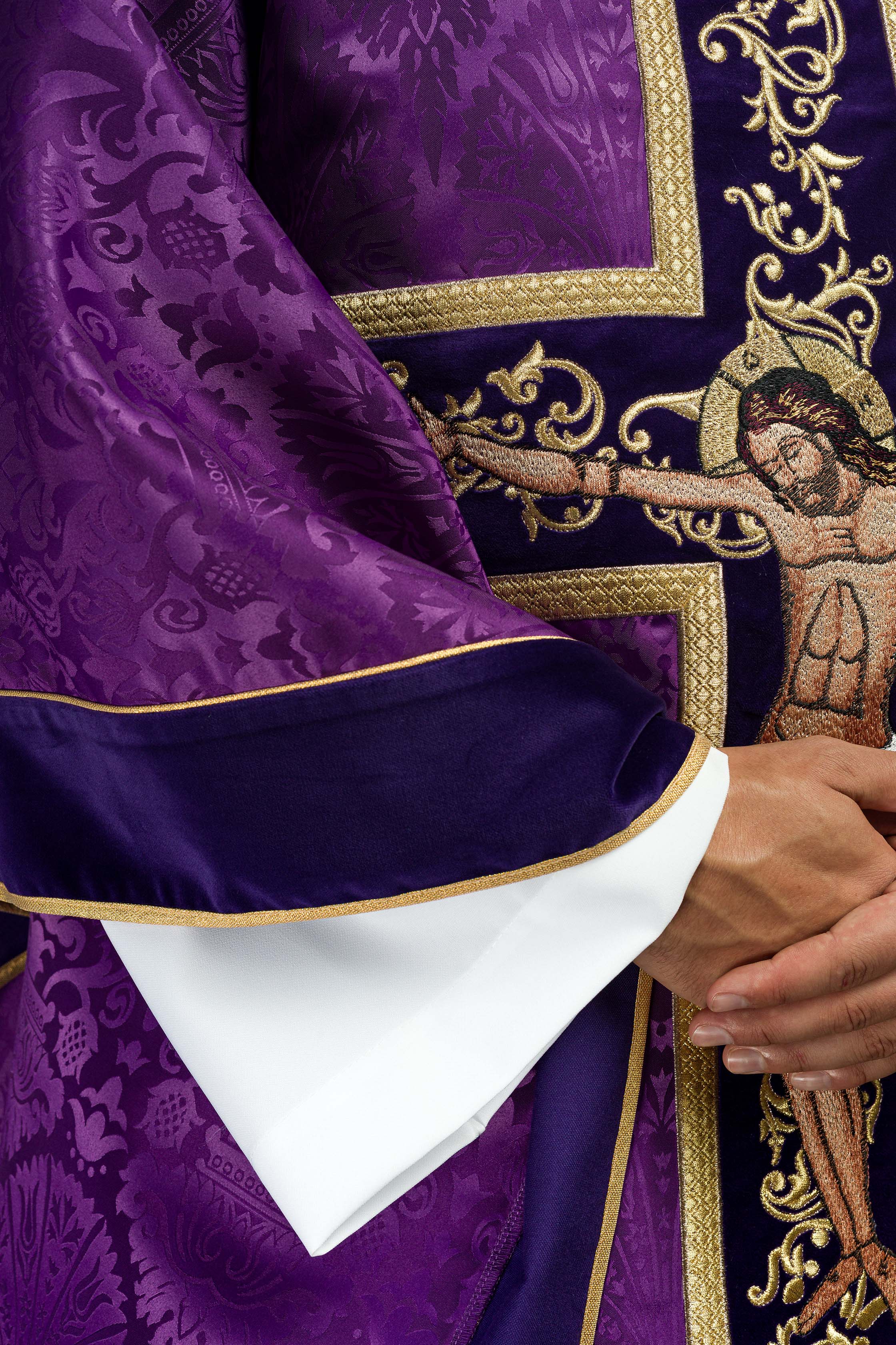 Casulla morada con bordado Jesucristo, la tela decorativa