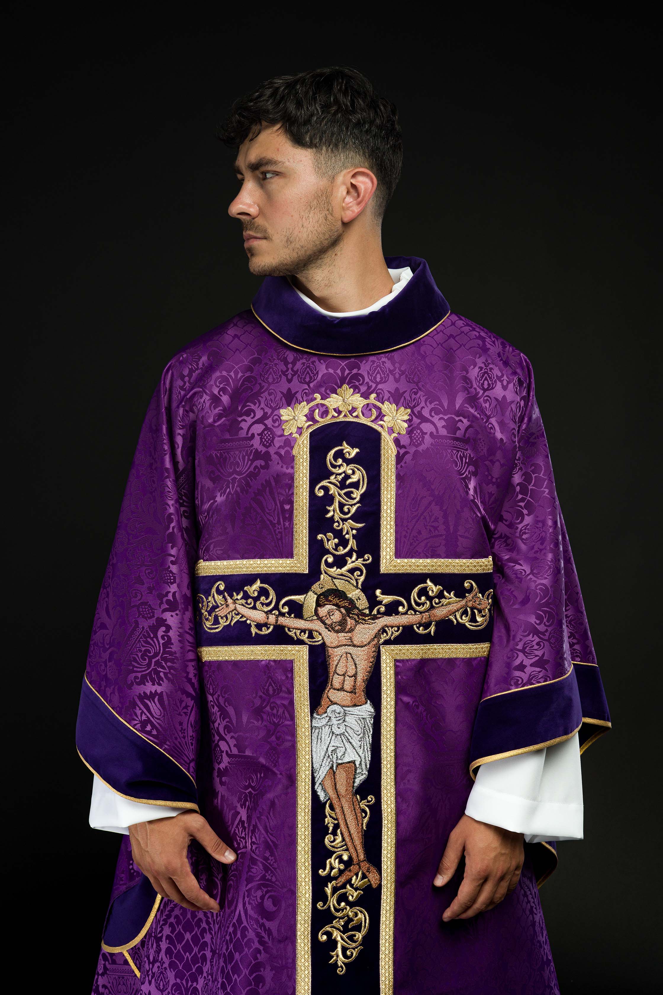 Casulla morada con bordado Jesucristo, la tela decorativa