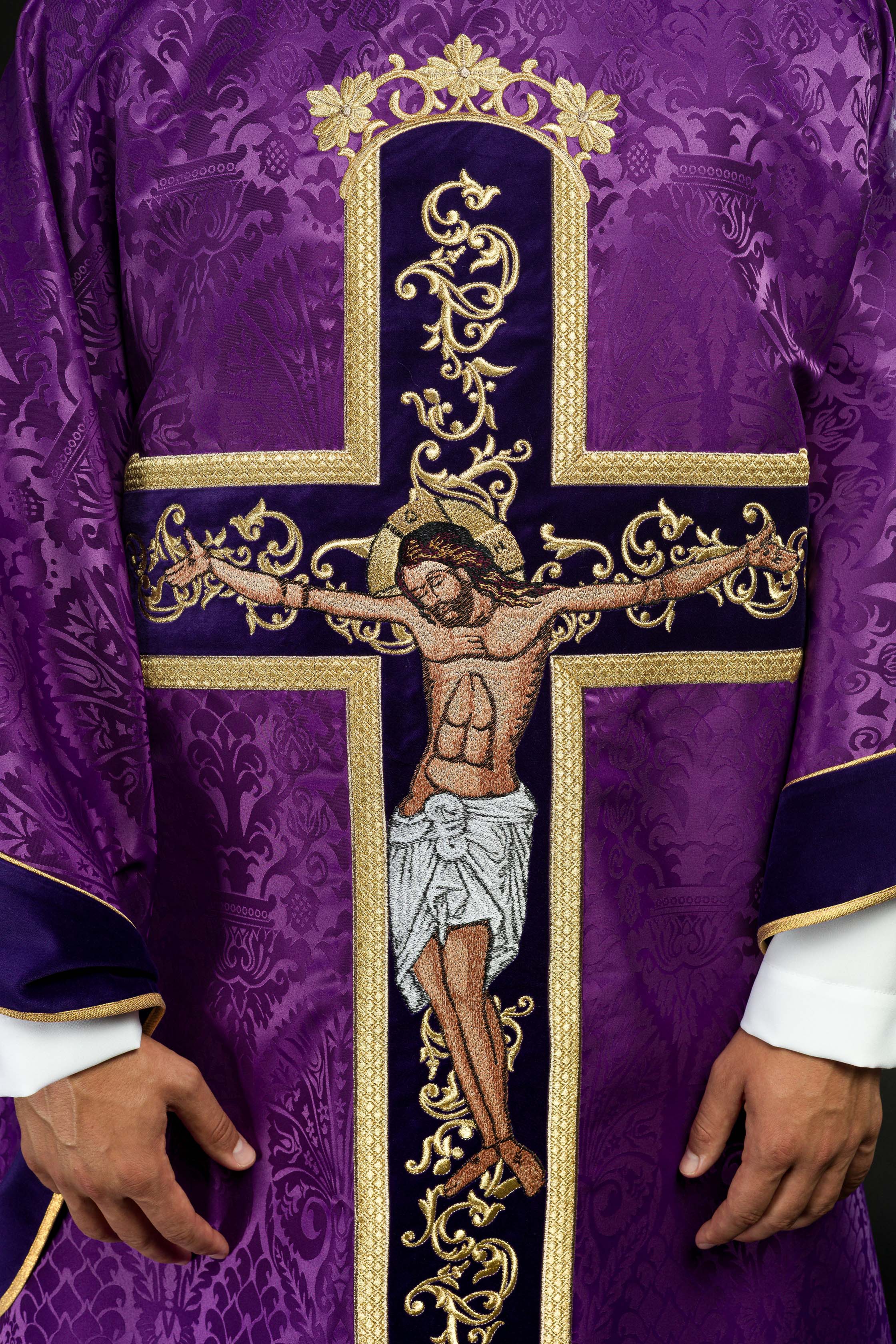 Casulla morada con bordado Jesucristo, la tela decorativa