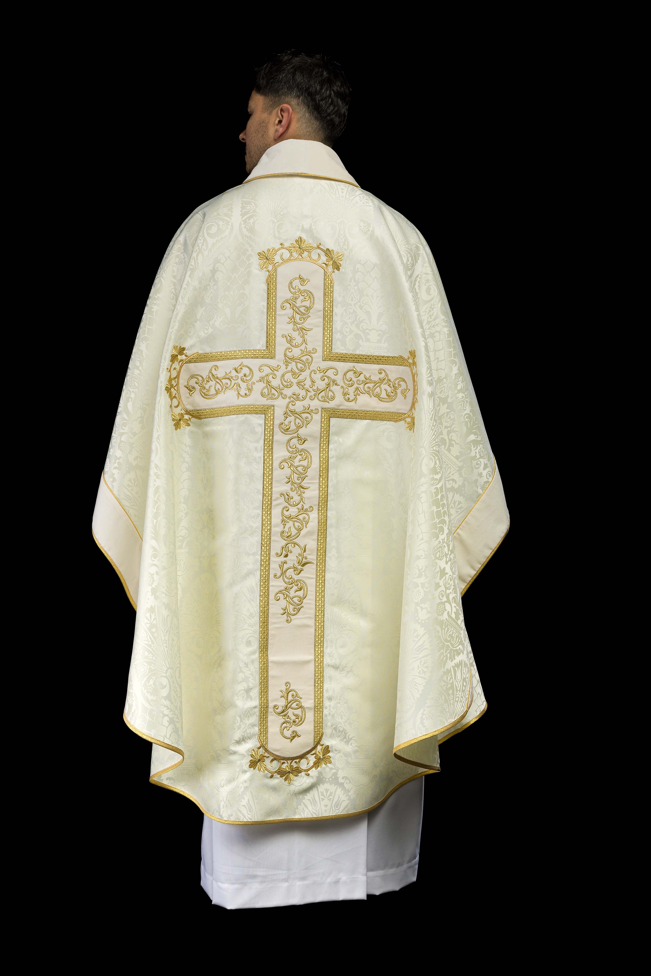 Casulla marfil con bordado Jesucristo, la tela decorativa