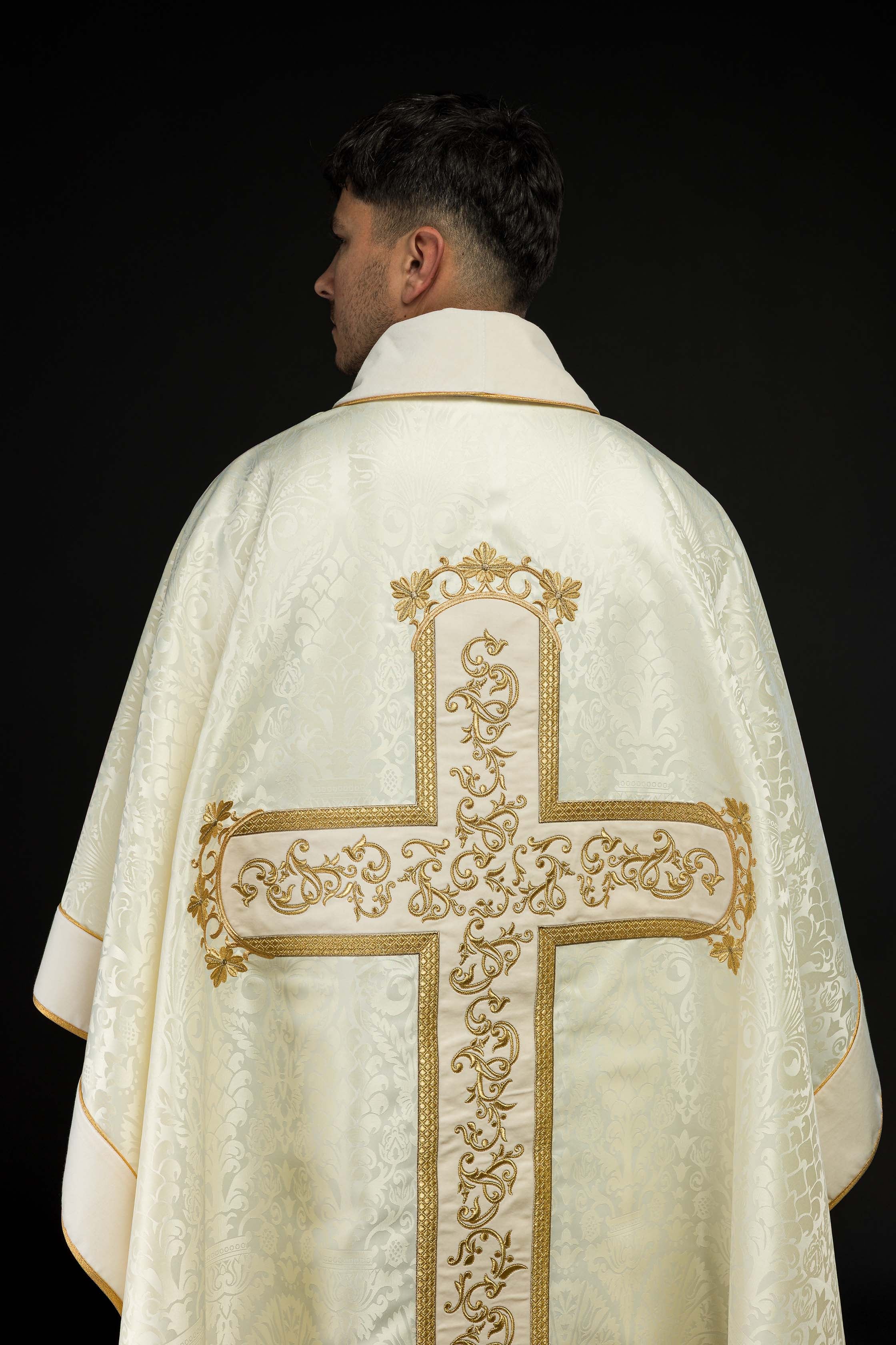Casulla marfil con bordado Jesucristo, la tela decorativa