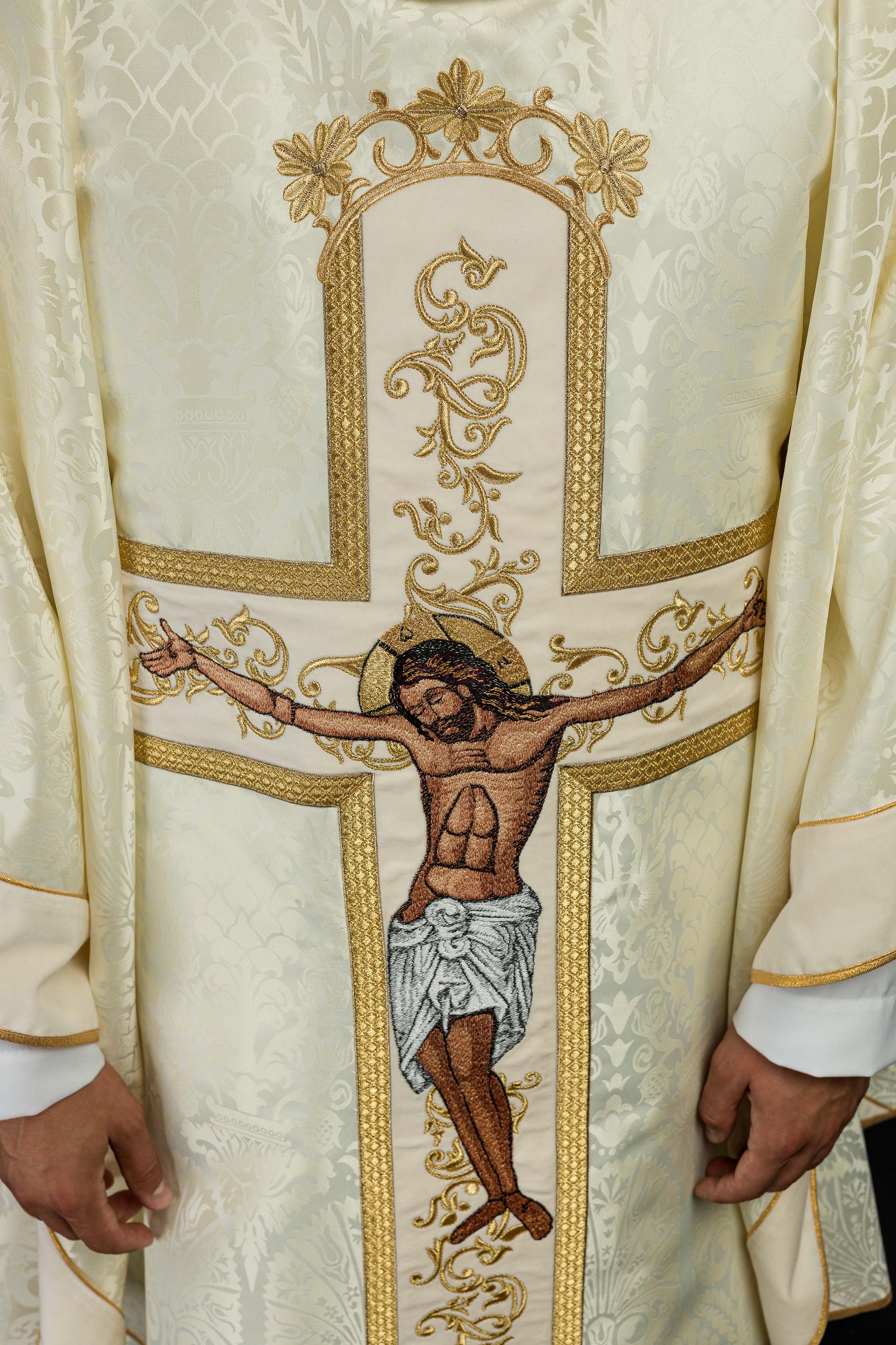 Casulla marfil con bordado Jesucristo, la tela decorativa