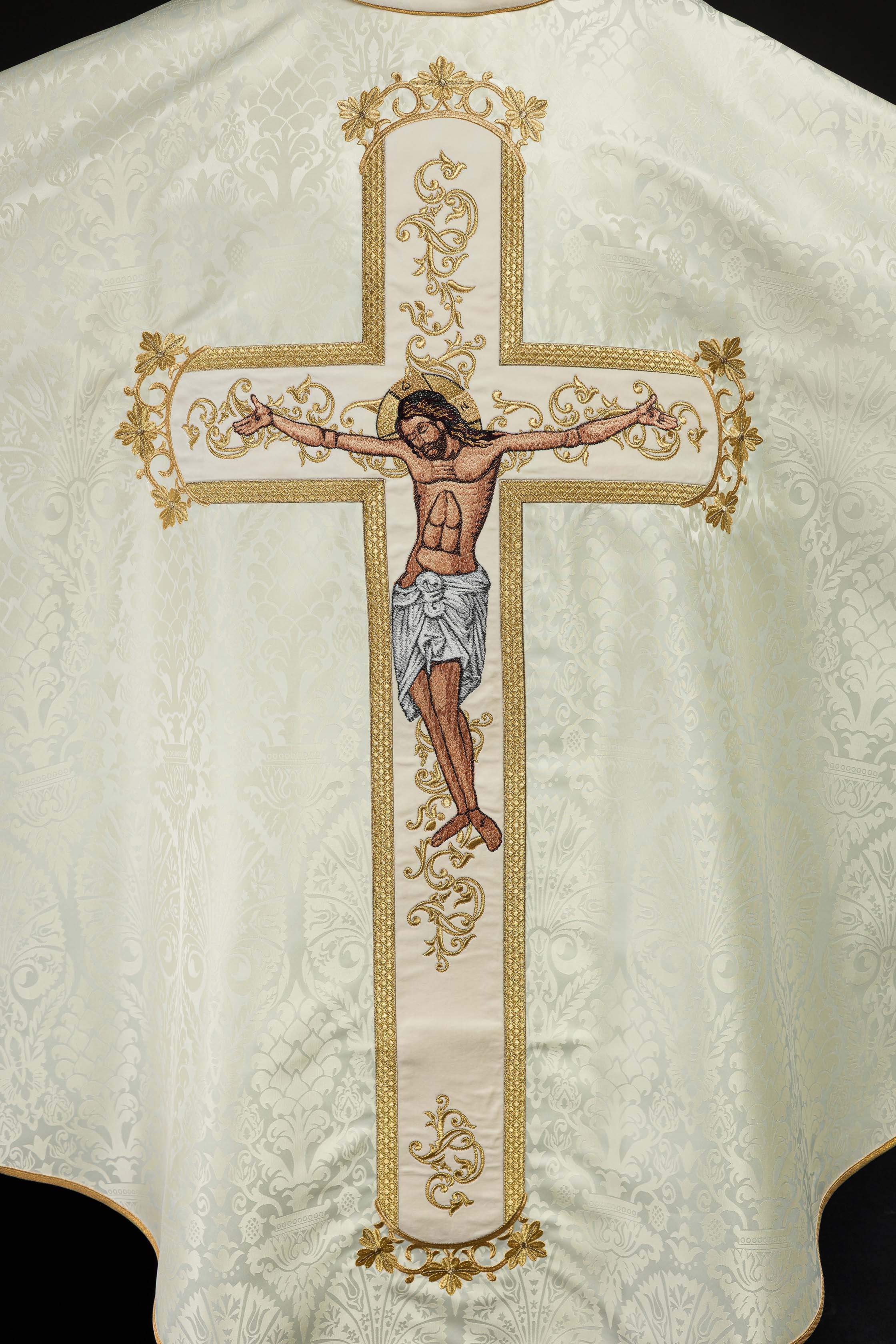 Casulla marfil con bordado Jesucristo, la tela decorativa