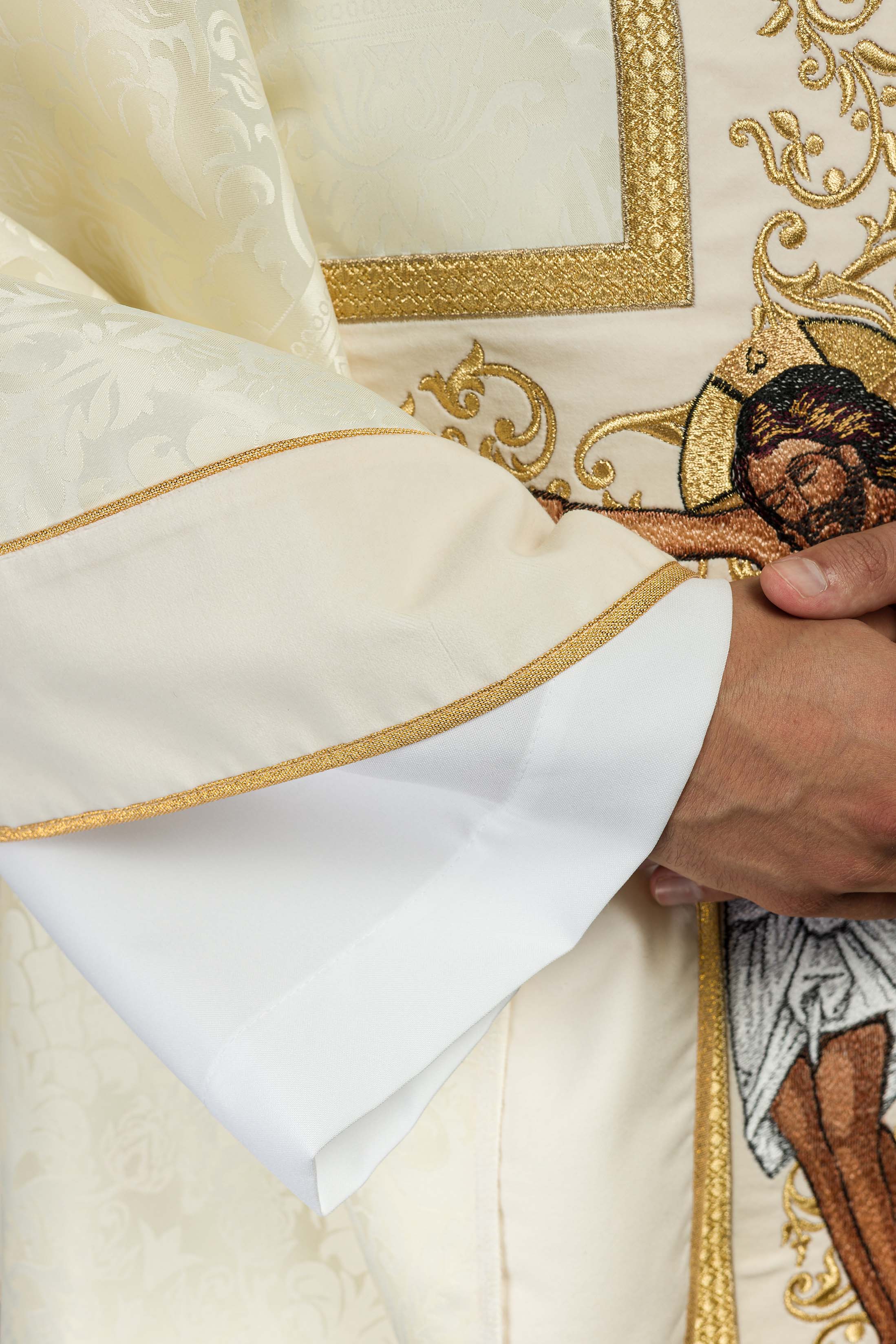 Casulla marfil con bordado Jesucristo, la tela decorativa