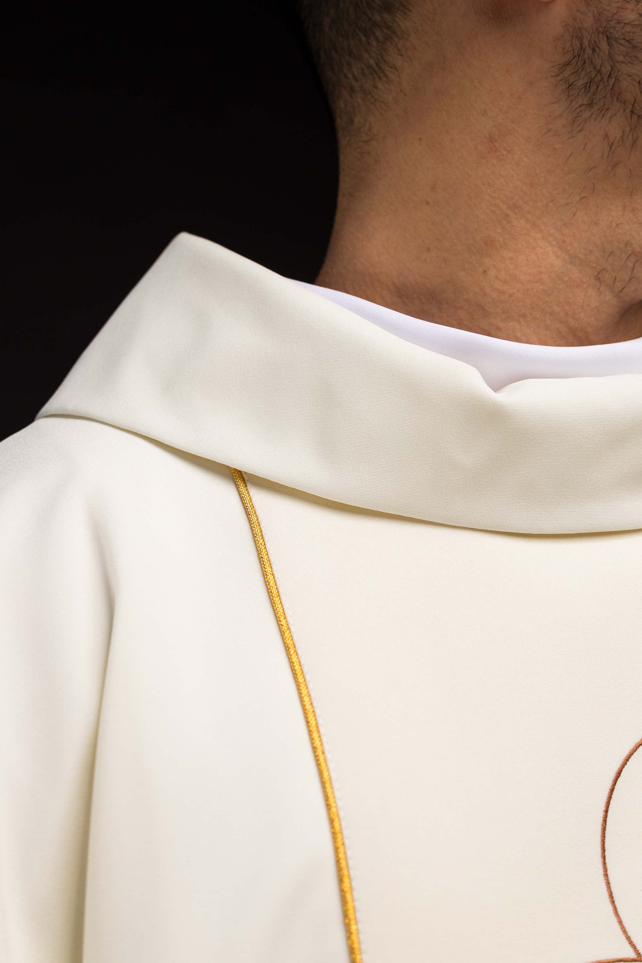 Casulla marfil para Navidad con la imagen de la Sagrada Familia