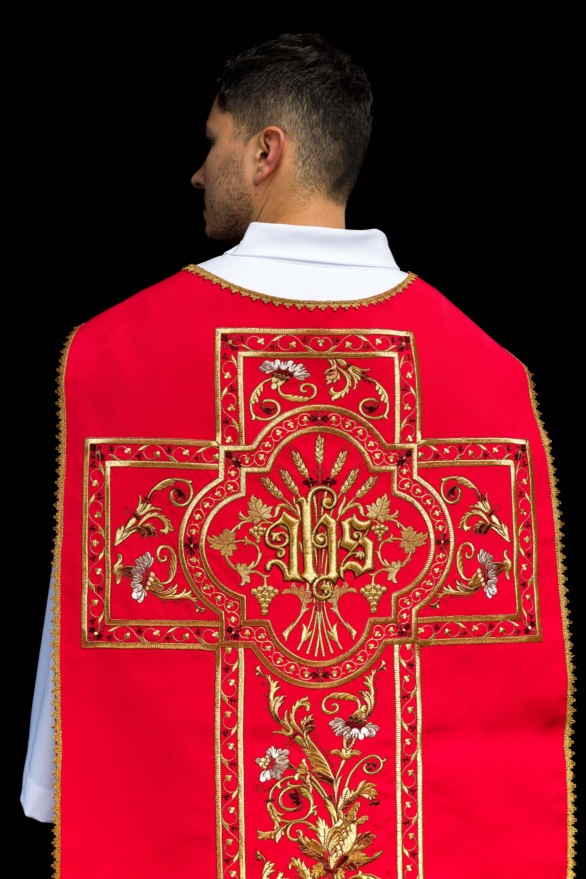 Casulla romana roja bordada con motivo IHS