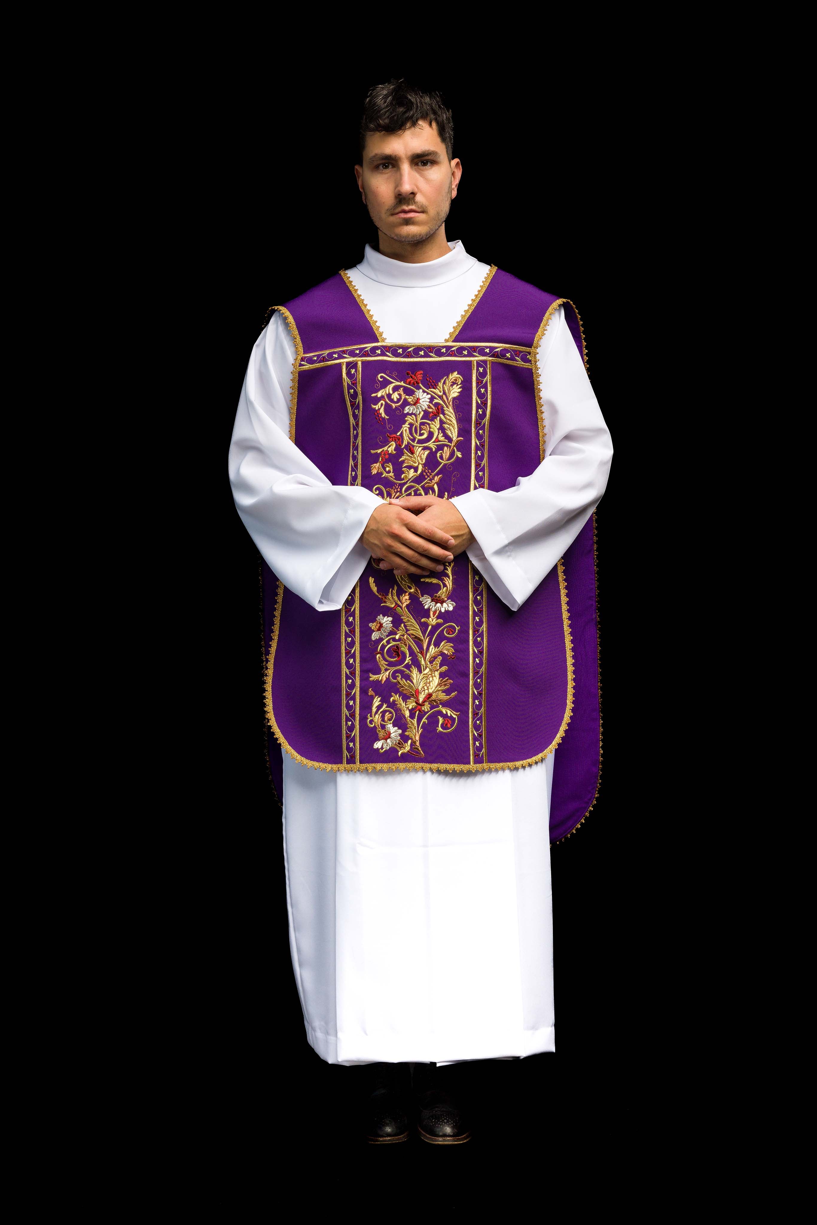 Casulla romana morada bordada con motivo IHS