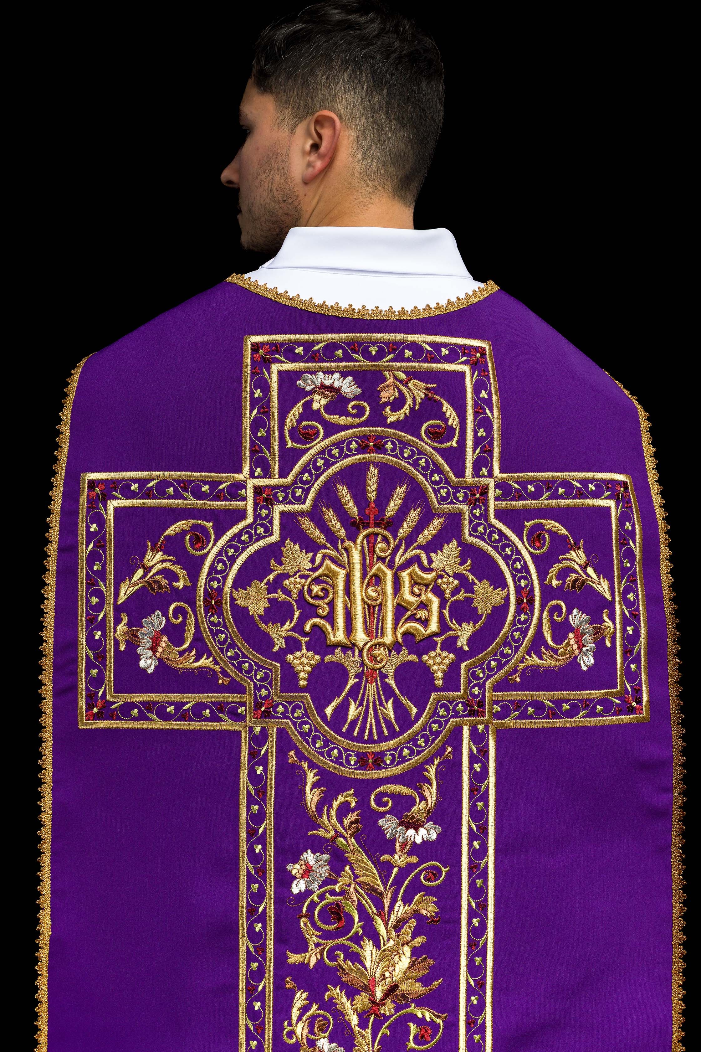 Casulla romana morada bordada con motivo IHS