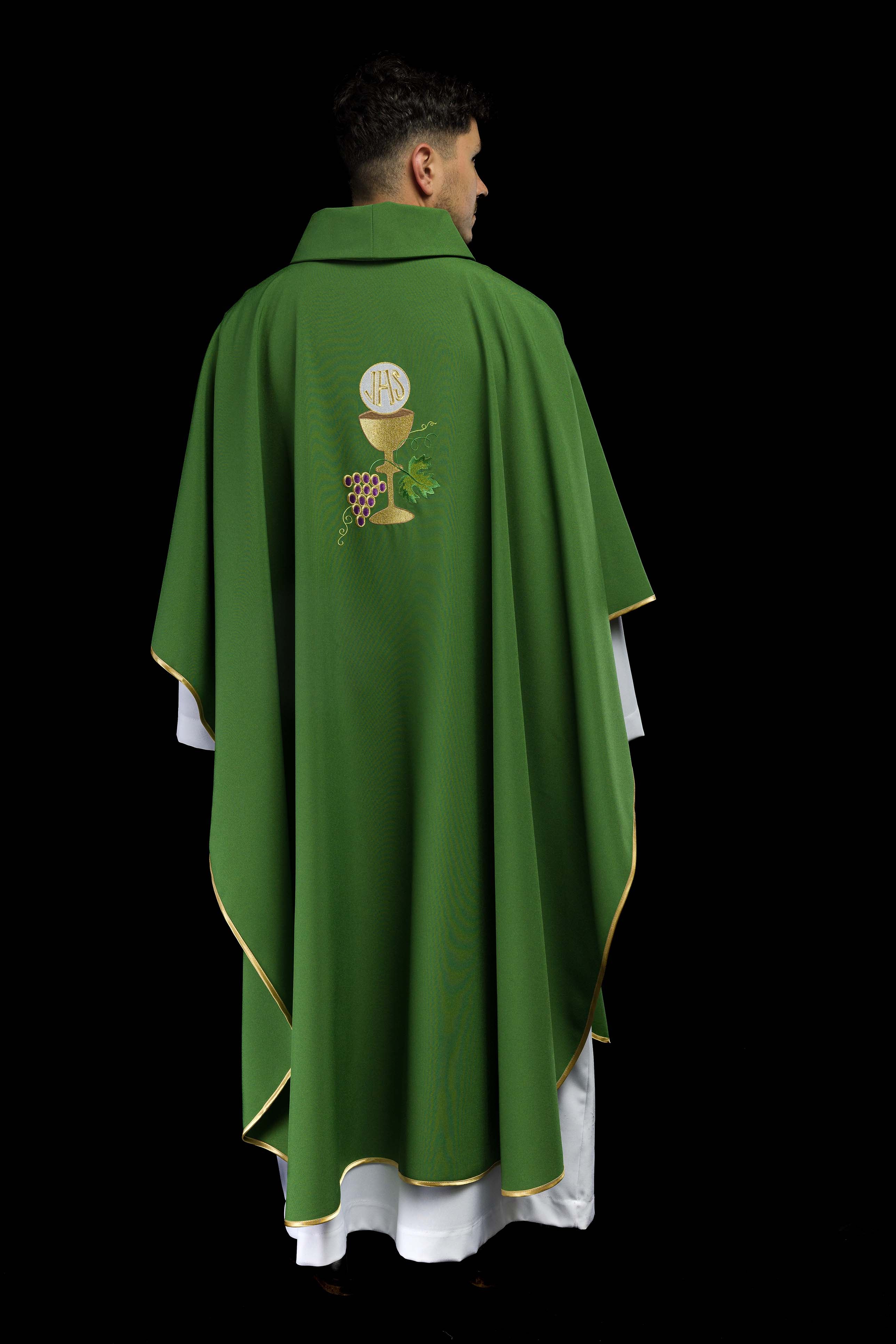 Casulla verde con bordado Cáliz y Uvas