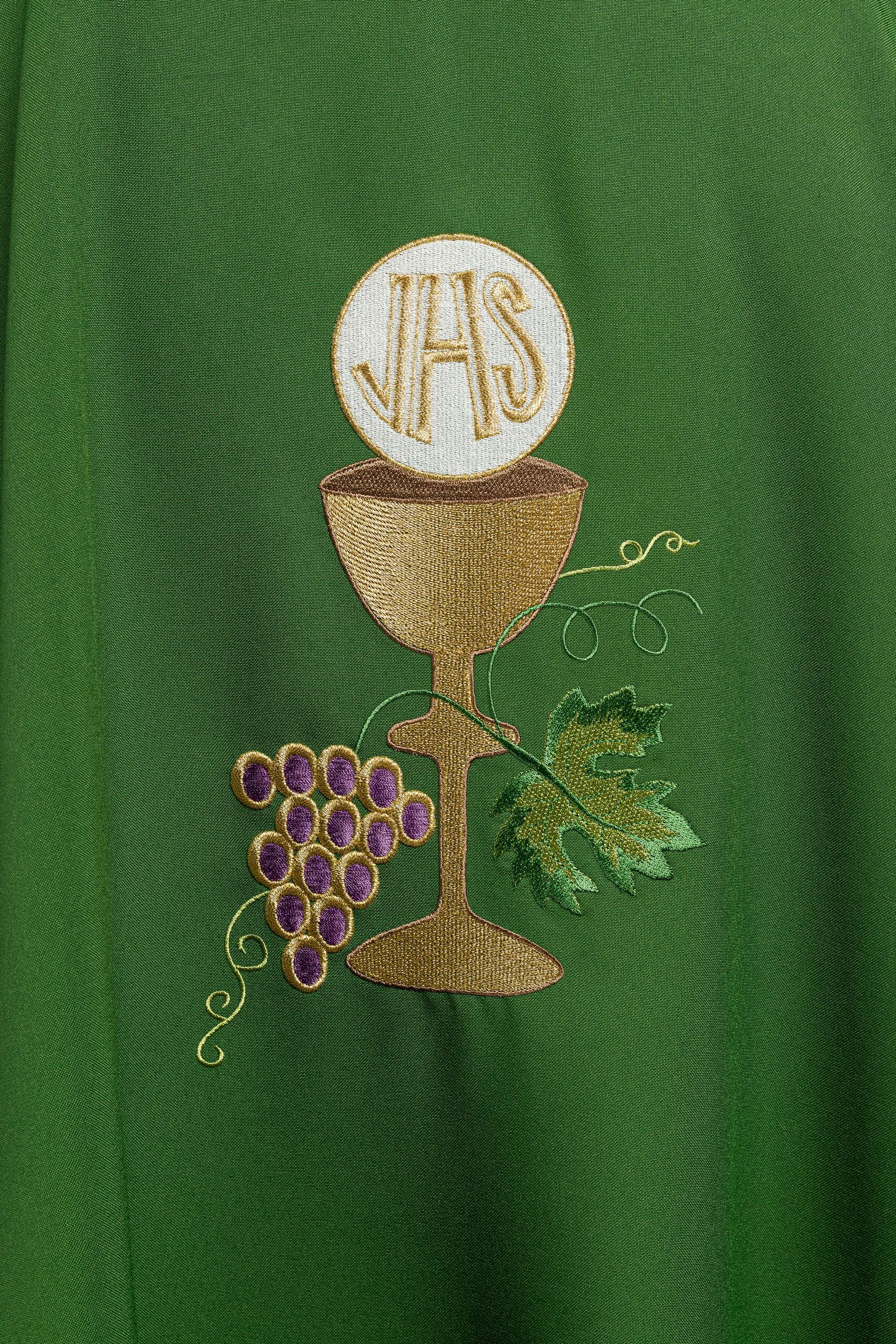 Casulla verde con bordado Cáliz y Uvas