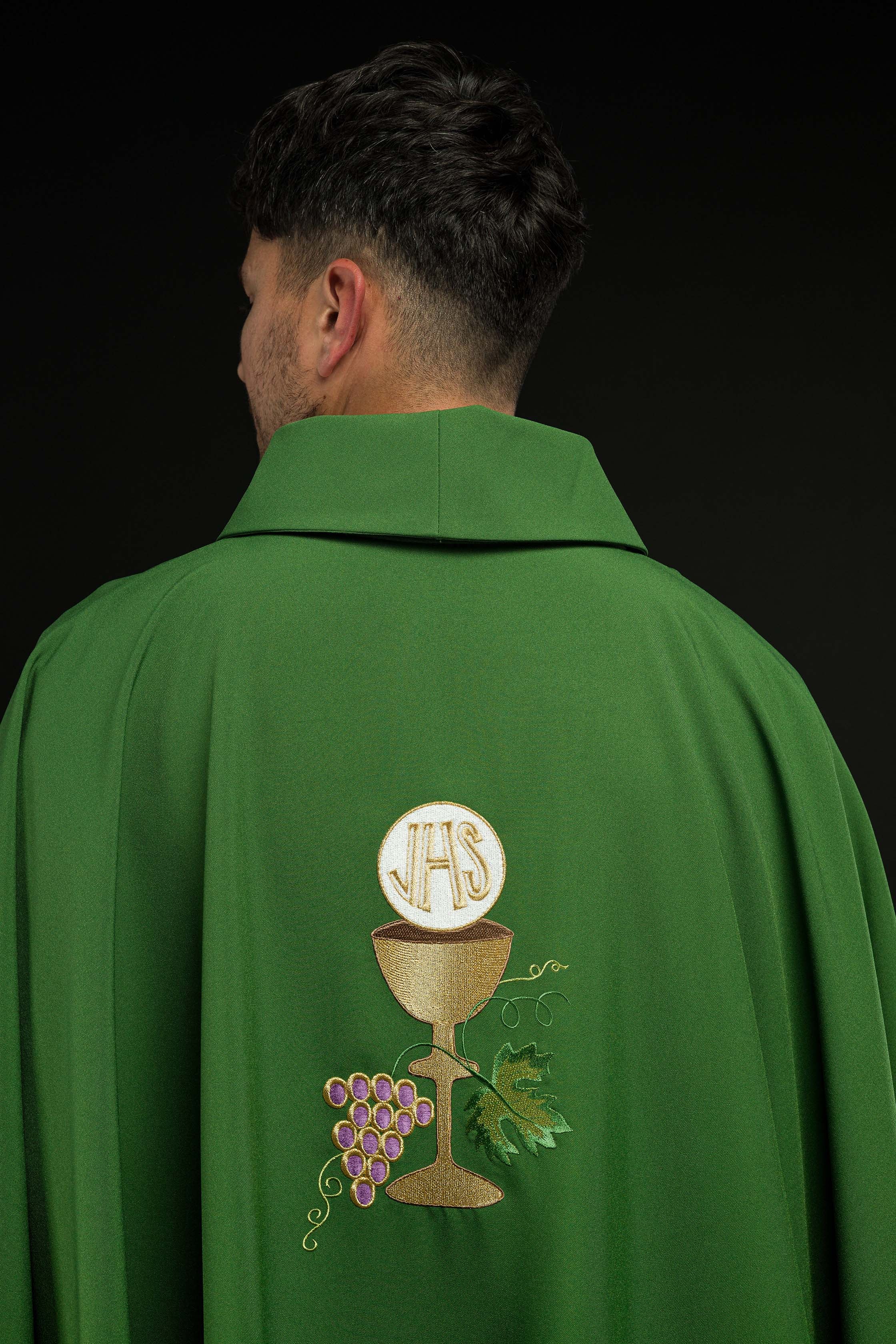 Casulla verde con bordado Cáliz y Uvas