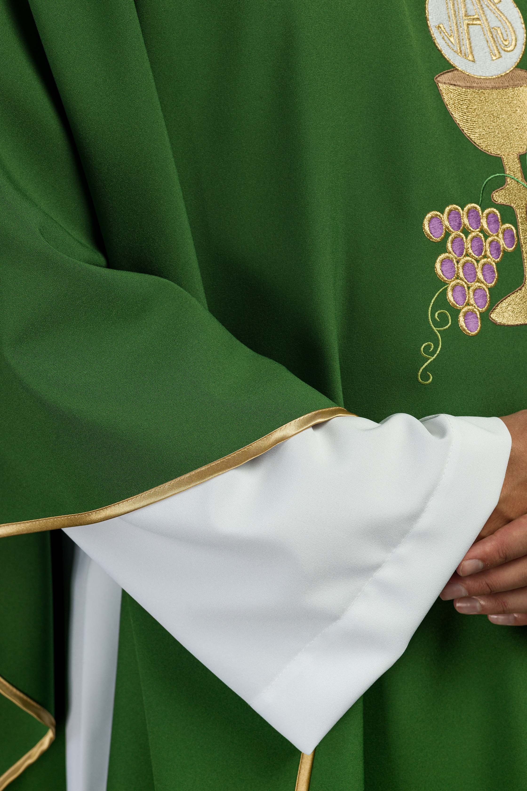 Casulla verde con bordado Cáliz y Uvas