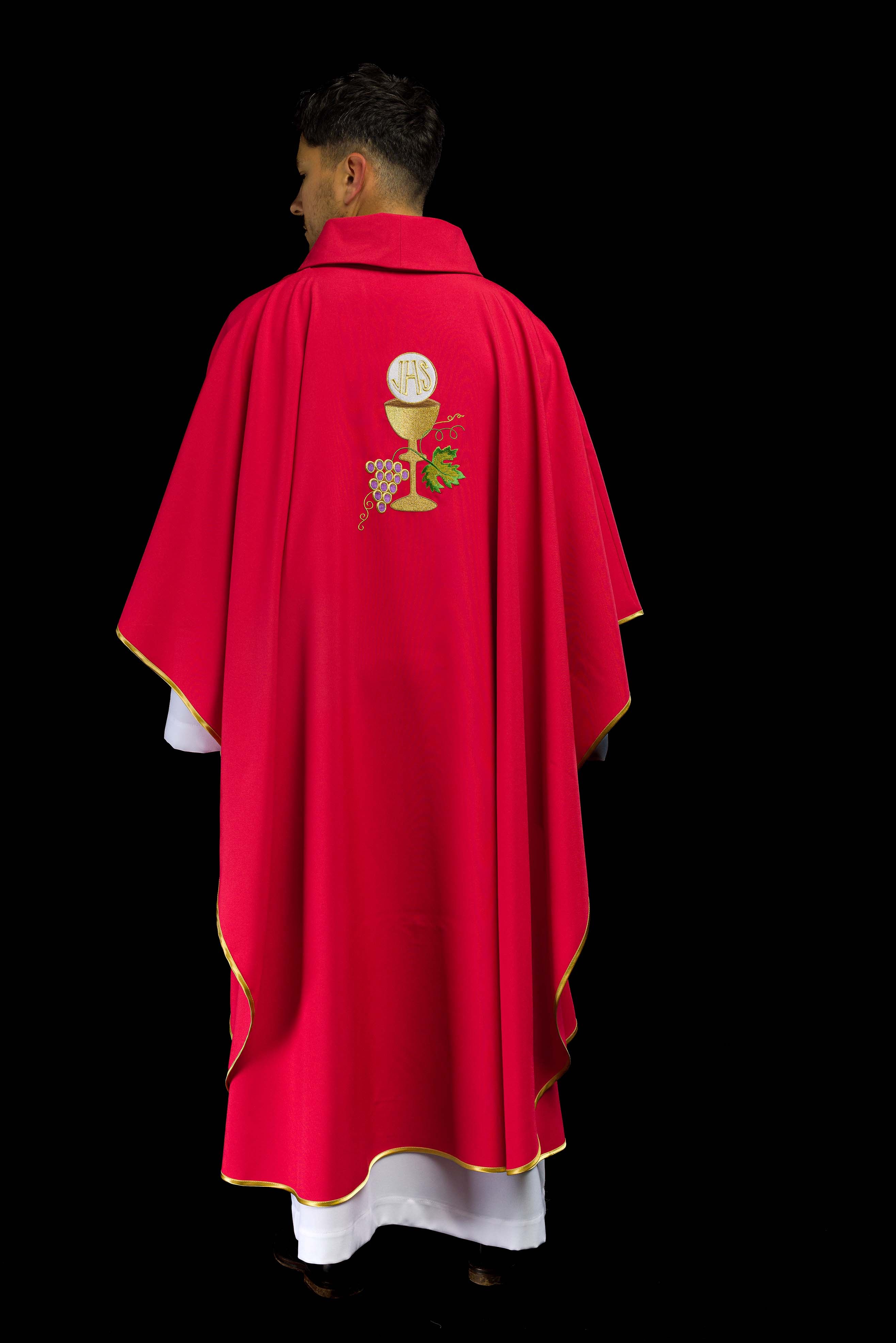 Casulla roja con bordado Cáliz y Uvas