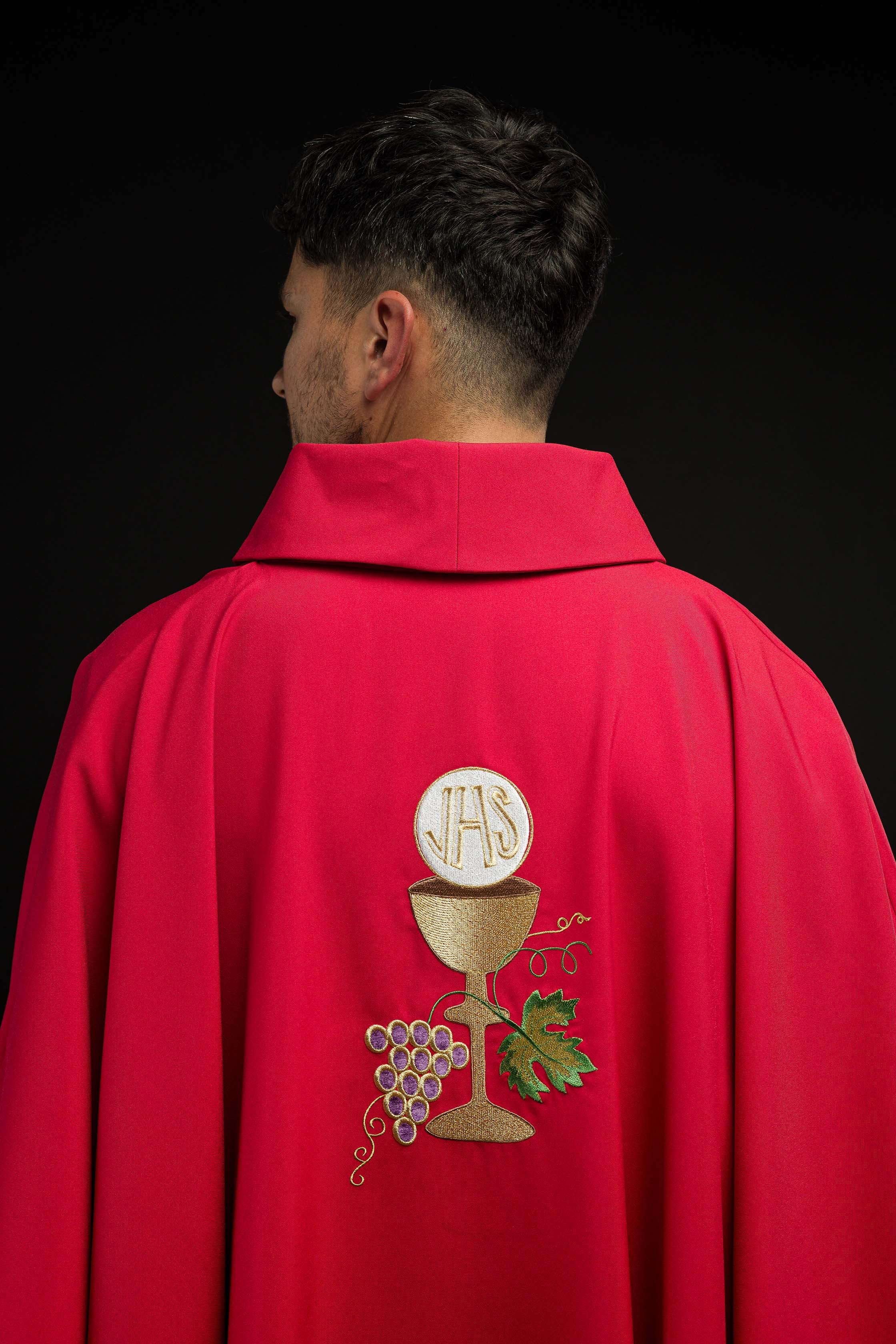 Casulla roja con bordado Cáliz y Uvas