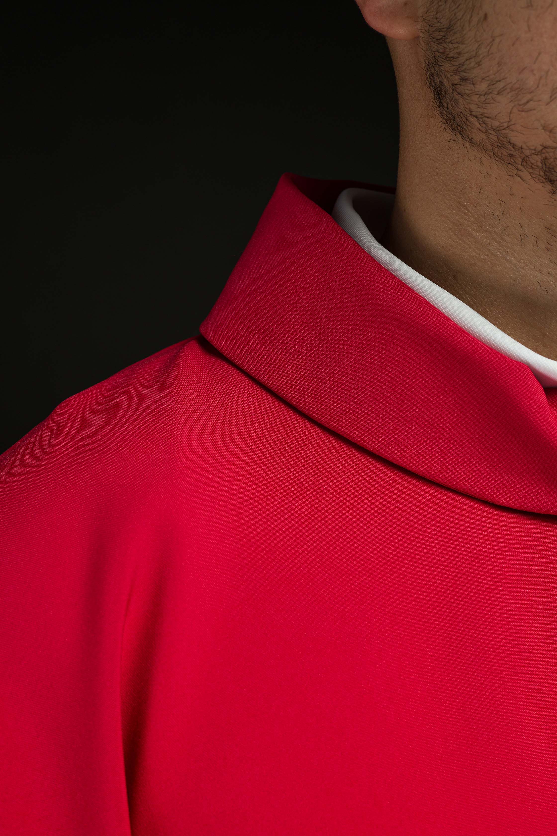 Casulla roja con bordado Cáliz y Uvas