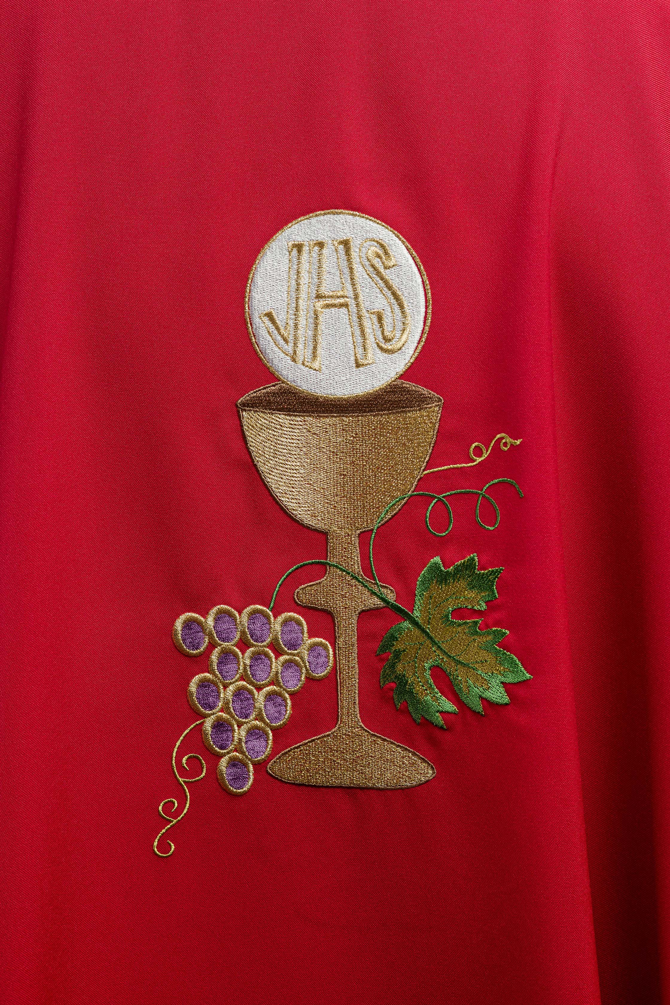 Casulla roja con bordado Cáliz y Uvas