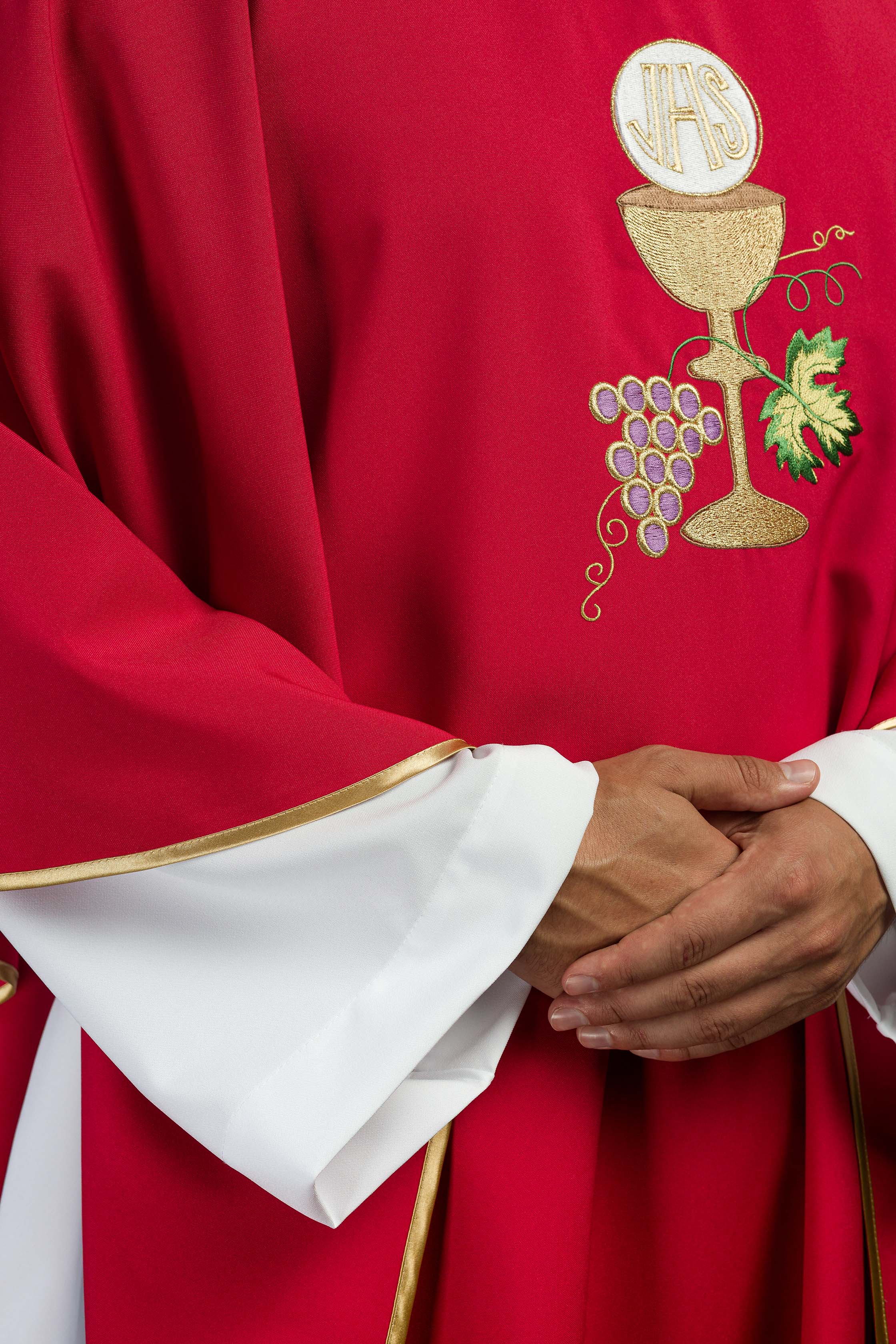 Casulla roja con bordado Cáliz y Uvas